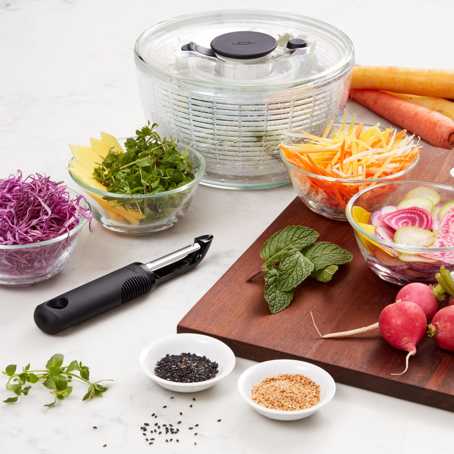 OXO Good Grips salad spinner with sieve and lid, small - for washing and drying lettuce and herbs - 1351680UK