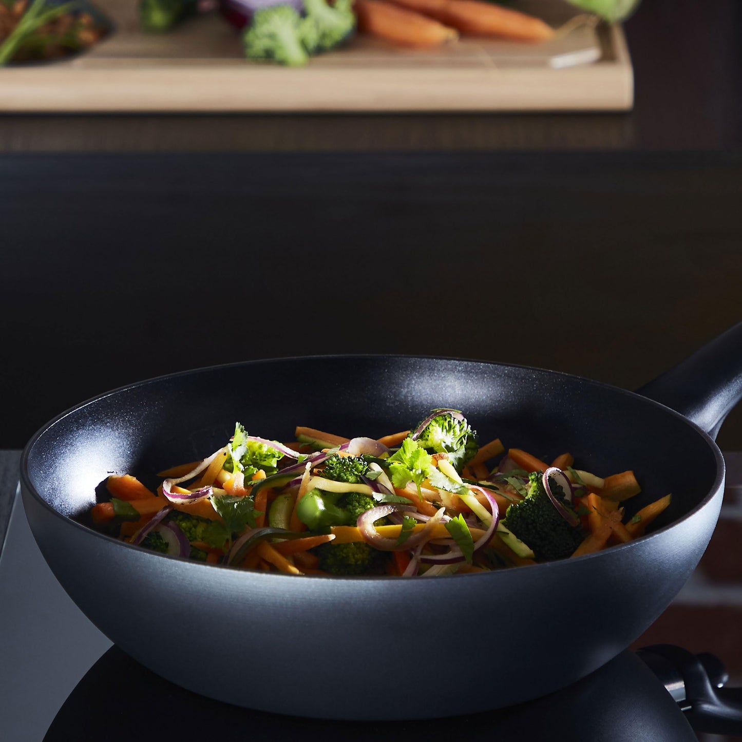 Tefal Easy Cook & Clean wok pan 28 cm, non-stick coating, thermal signal at ideal frying temperature, NOT suitable for induction, easy to clean, Made in France, black, B5551933