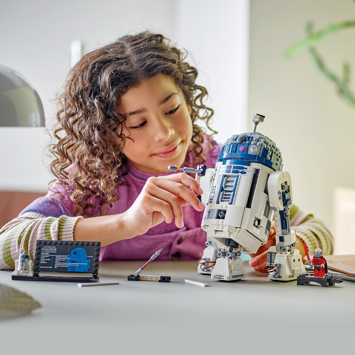 LEGO Star Wars 75379 R2-D2 Jucărie – Figură de expus cu cap rotativ, periscop și unelte, inclusiv figura minifigură Darth Malak – Cadou pentru băieți de la 10 ani și adulți