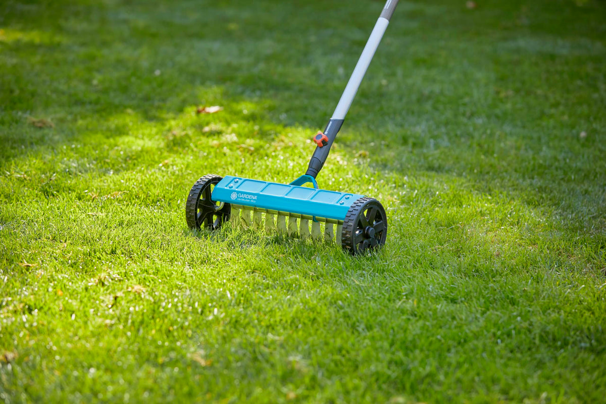 Gardena combisystem Verticutter: A verticutter designed to eliminate moss, weeds, and lawn thatch, with a working width of 32 cm, featuring sturdy wheels and a lifting axle for easier operation (3395-88). - 3395-U