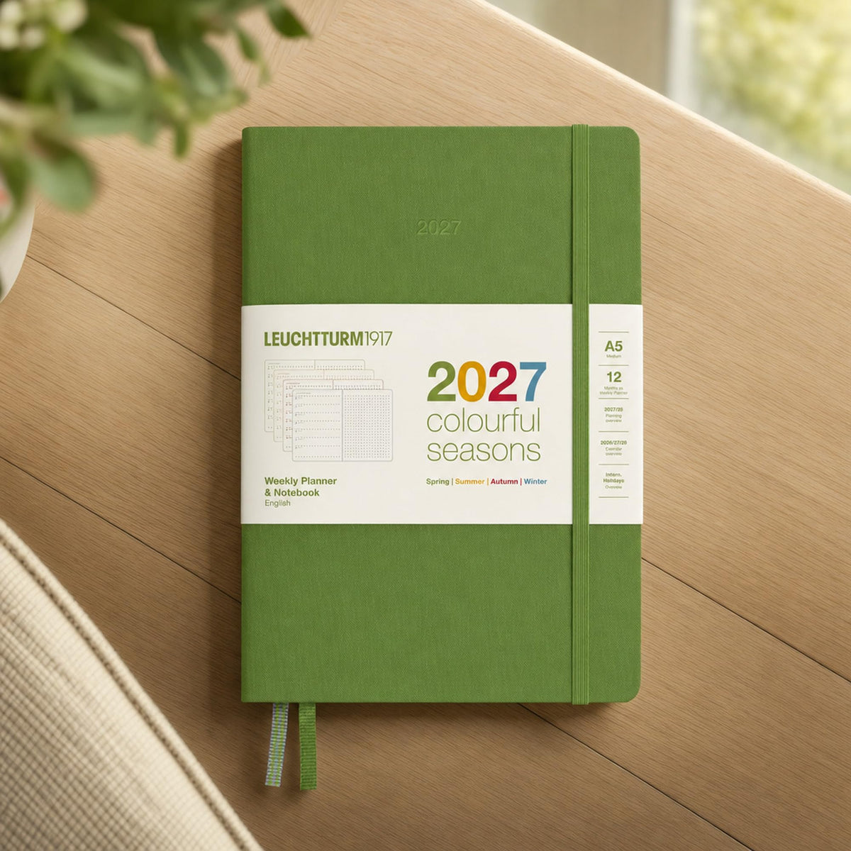 LEUCHTTURM1917 Calendar săptămânal și caiet cu punct mediu (A5) 2027, anotimpuri colorate, verde, engleză Prezentare generală a calendarului cu coperți cartonate 2026/2027/2028, prezentare generală a planificării 01.27-12.28, planificator de proiecte,