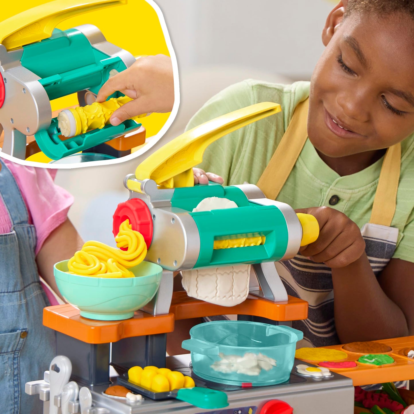 Play-Doh Sizzling Fun Kitchen, play set with realistic cooking sounds, more than 25 play snacks for kneading, for children to knead and play, ages 3 and up - G23095L0