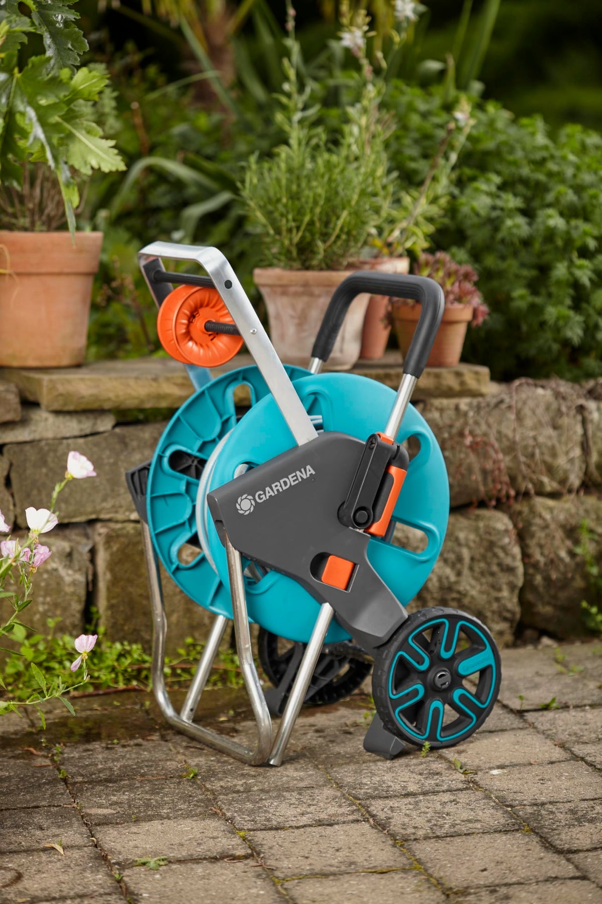 Gardena CleverRoll M Easy Set: Hose reel with a capacity of up to 60 m, particularly stable, featuring a comfortable hose guide in a robust metal frame, drip stop (18517-20)