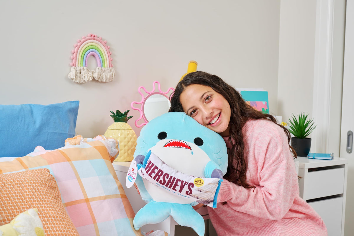 Snackles, Series 2, Shark (Hershey, Cookie n Cream), a cuddly soft, soothing plush toy measuring 35 cm with licensed snacks (Shark). - 77573H