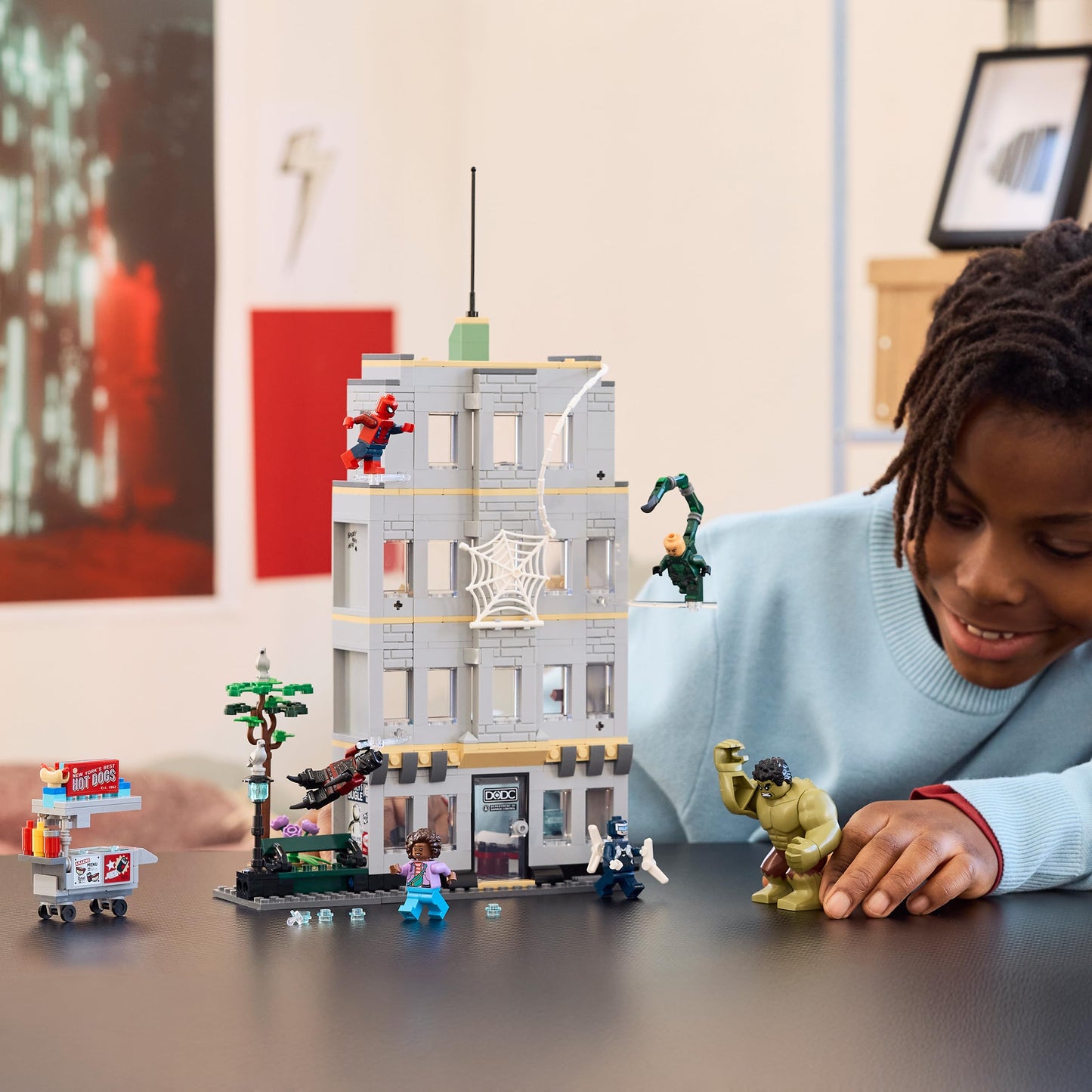 LEGO | Marvel Big Showdown: Spider-Man vs. Hulk - Interactive toy with 4-story office building, action figure and 5 minifigures including Scorpion - gift for boys aged 8 and up and fans - 76350