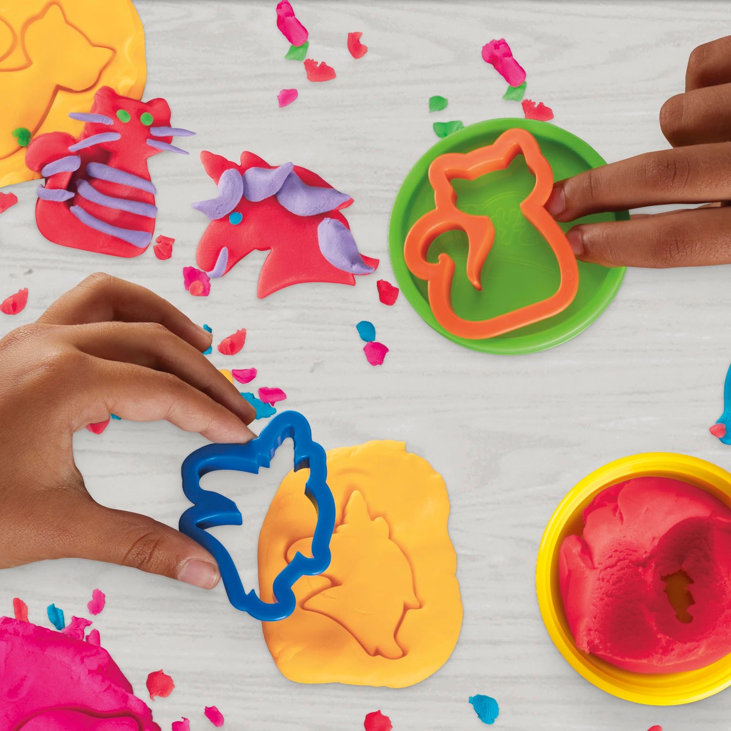 Play-Doh Fantastic Party Pack, 24 cans of modeling clay, each 56 grams in 4 colors, plus 24 matching cutters, great to bring along or share with children aged 3 and over - F9822