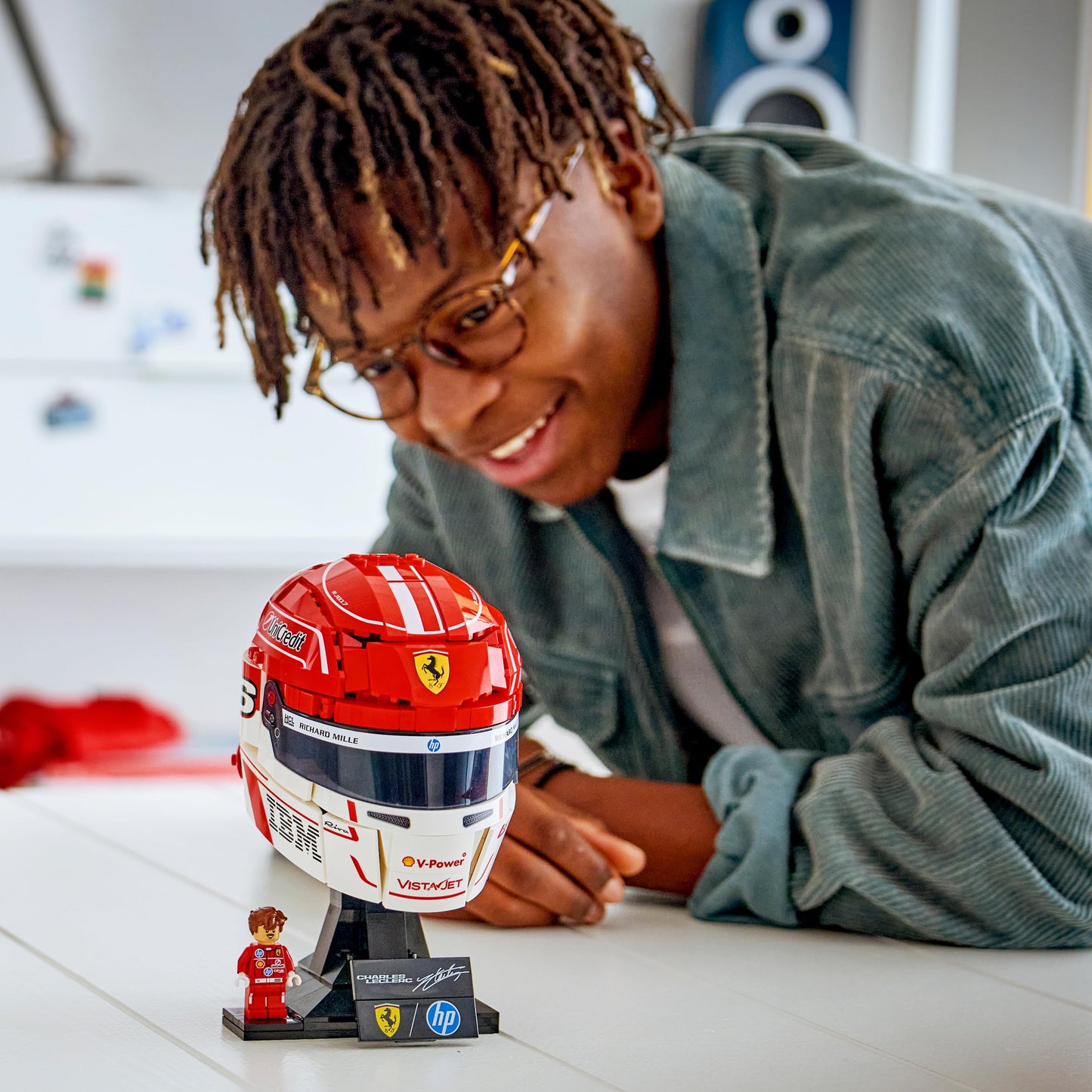 LEGO Editions Scuderia Ferrari HP Charles Leclerc helmet - F1 merchandise - exhibition model kit with collectible minifigure - gift for boys aged 14 and over and adult motorsport fans - 43014