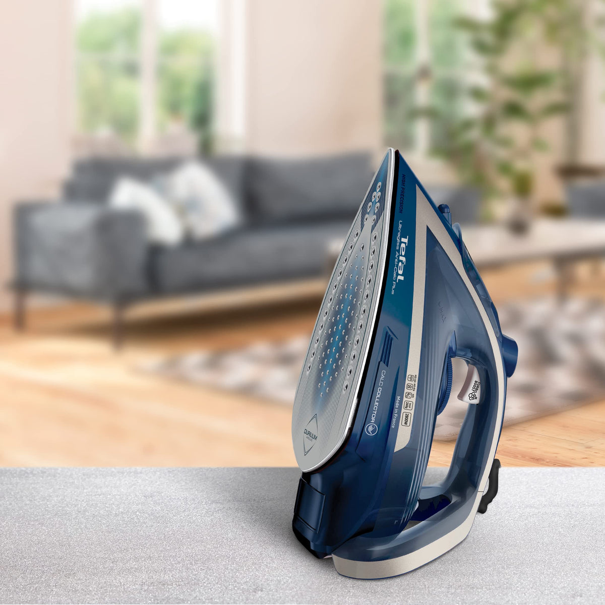 Tefal FV6830 Ultragliss Anti-Calc Plus Steam Iron
