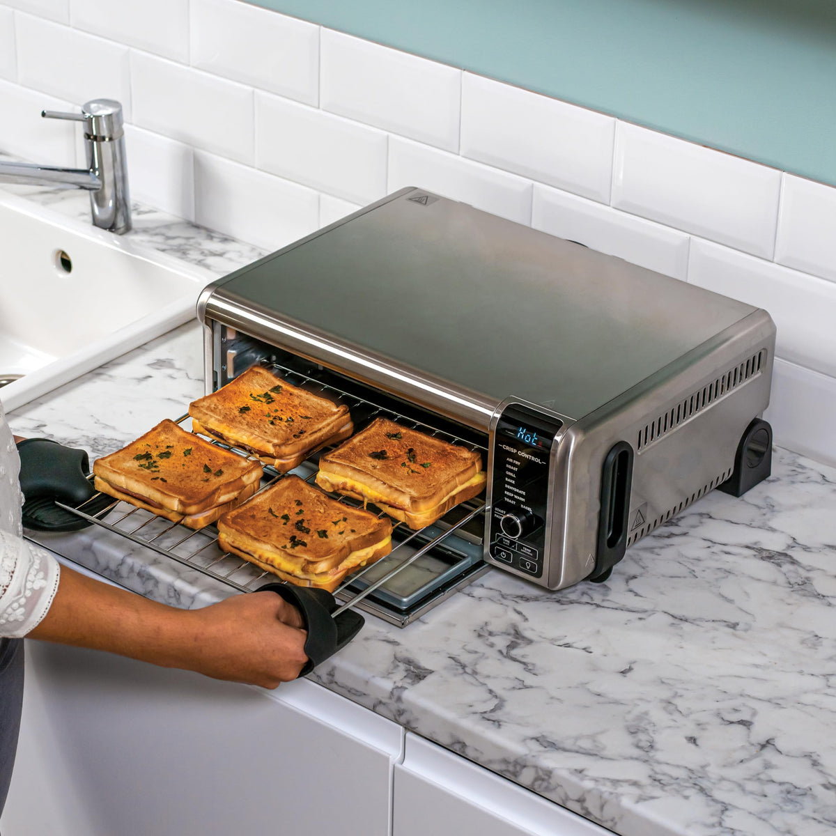 Ninja Foodi 8-in-1 Cuptor Multifuncțional, cuptor mini portabil pentru blaturi, cuptor multifuncțional cu 8 funcții de gătit; Air Fry, prăjire, grătar, coacere și multe altele. Argintiu/Negru SP101EU