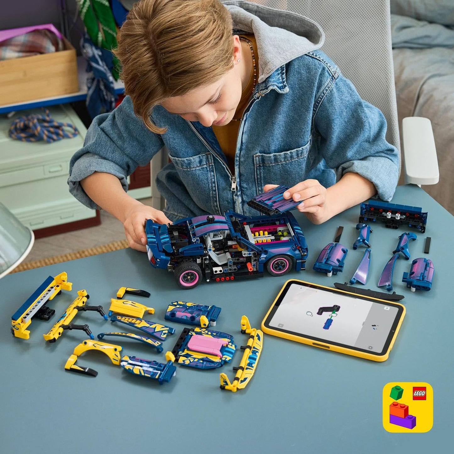 LEGO Technic Ford Mustang GT car from the tuning workshop - customizable toy car - speedster with steering and 8-cylinder piston engine - gift idea for children aged 10 and over - 42236