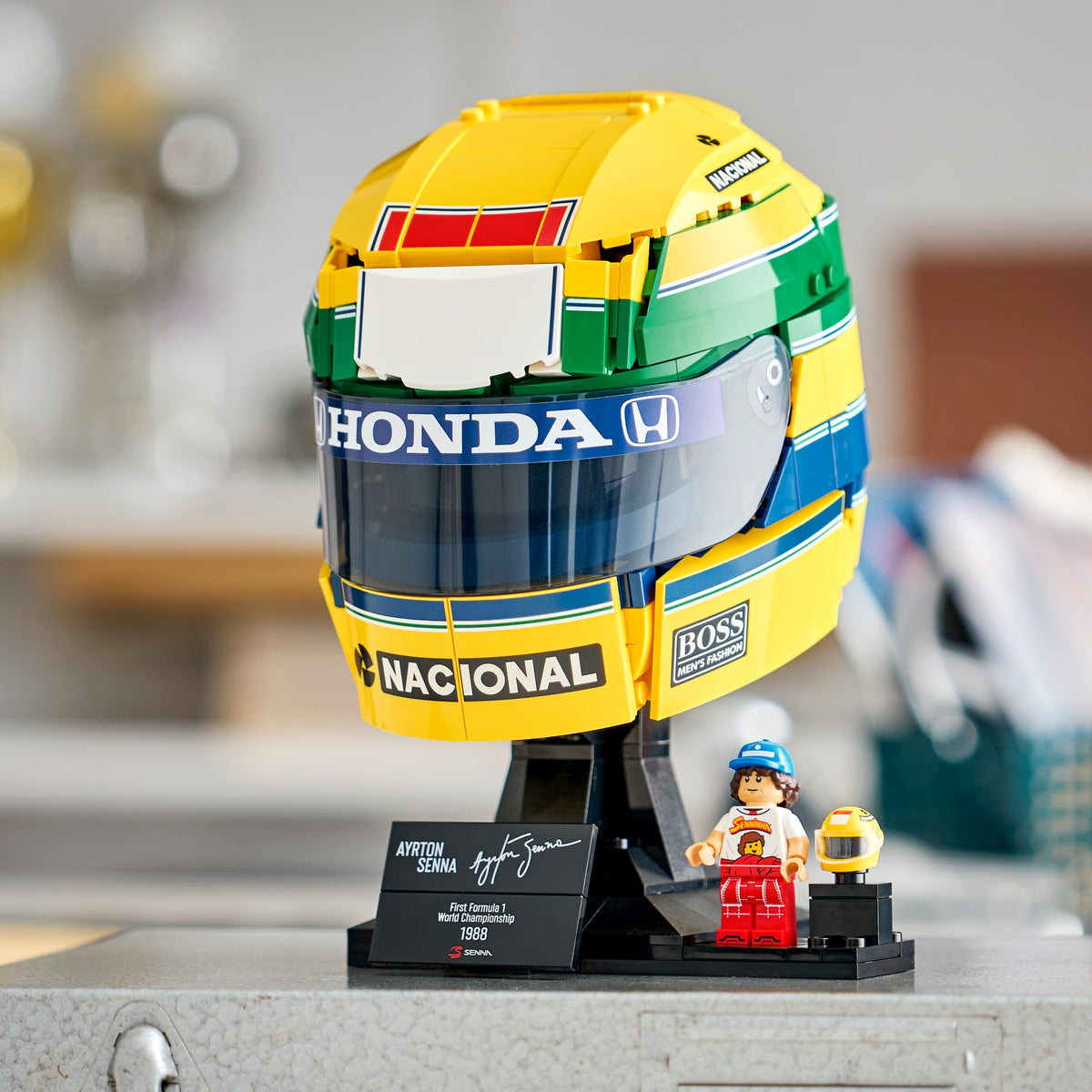 LEGO Editions Ayrton Senna Helm - Articol pentru fani Formula 1 - Model de căști de curse pentru expunere cu figurina colectabilă - Cadou pentru băieți de la 14 ani și fani ai motorsportului - 43024