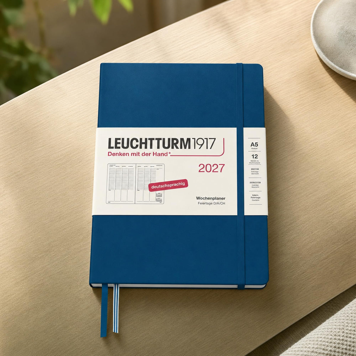 LEUCHTTURM1917 Planificator săptămânal 2027 Medium (A5) - Germană, Indigo, 210 x 145 mm, ianuarie-decembrie (12 luni), prezentare generală săptămânală cu grilă orară 7:00-22:00 per coloană, copertă cartonată, hârtie de 80 g/m² - 400151