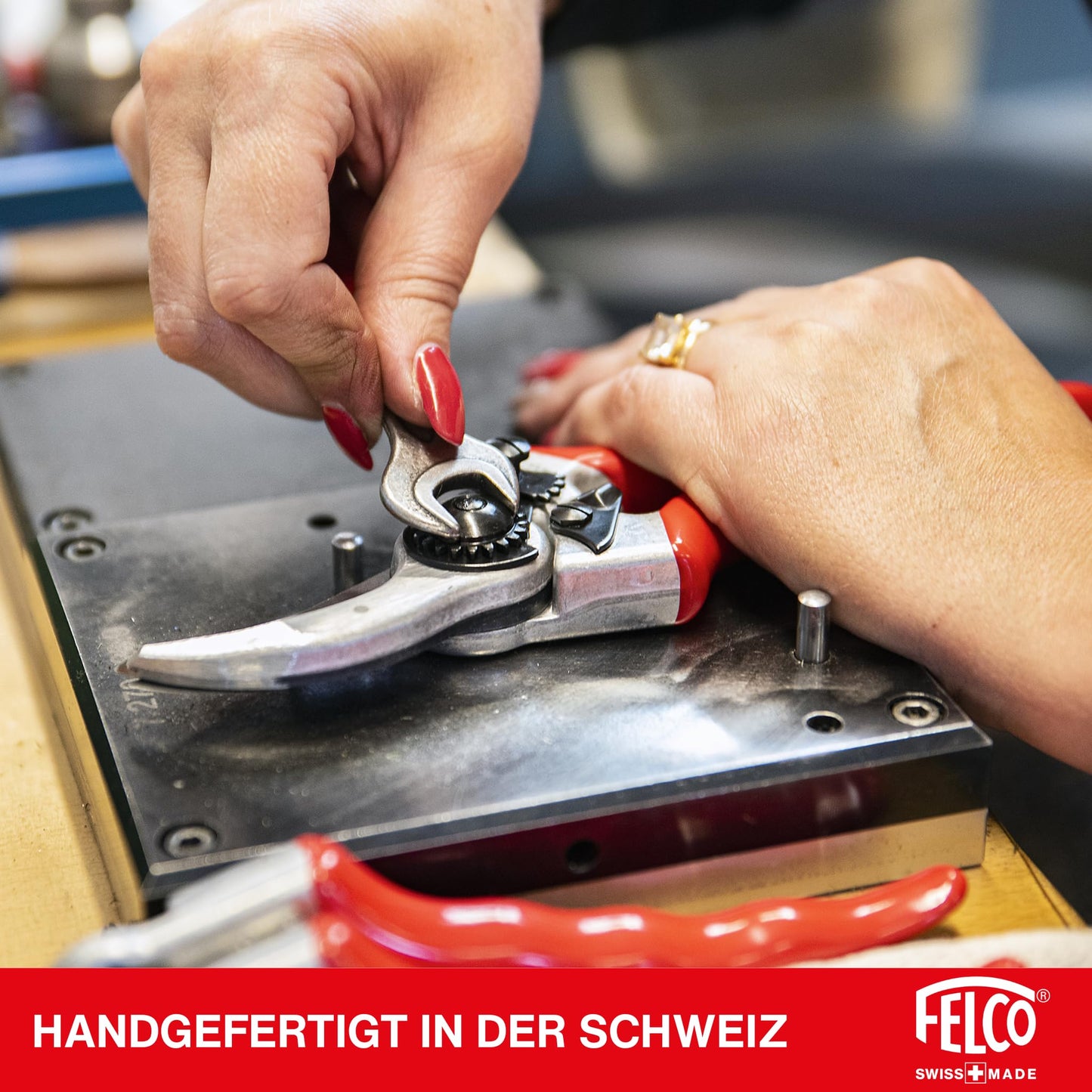 FELCO 8 right-handed bypass pruner, ergonomic for large hands, 52mm steel blade, 25mm cutting diameter, shock absorber, forged aluminum handles, angled cutting head, Swiss Made - 100052387