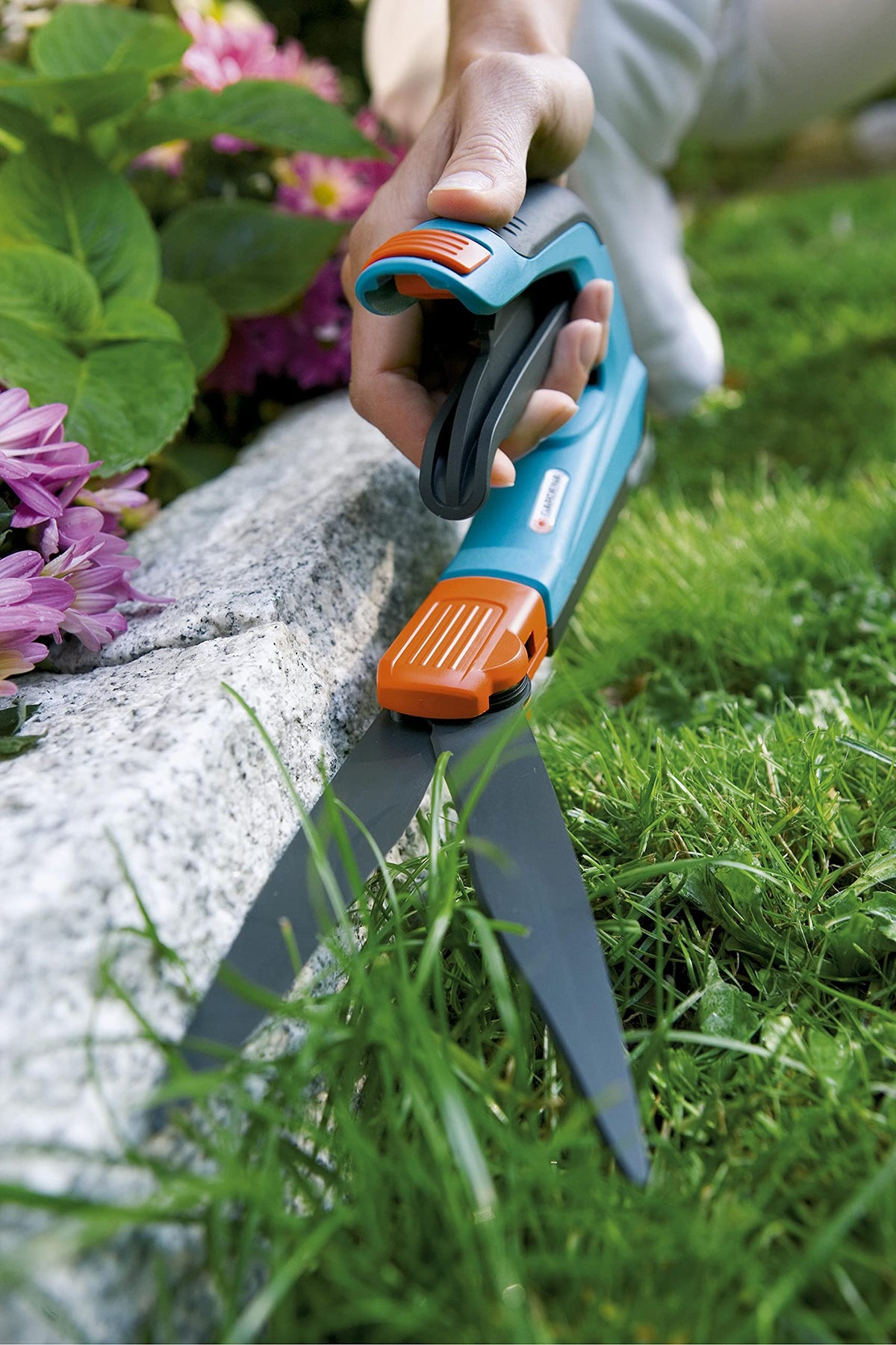 Gardena Comfort Grass Shears, rotatable: The ideal garden shears for precise lawn edge cutting, suitable for both right and left-handed users, with an ergonomic handle design for easier cutting (8735-20) - 08735-20