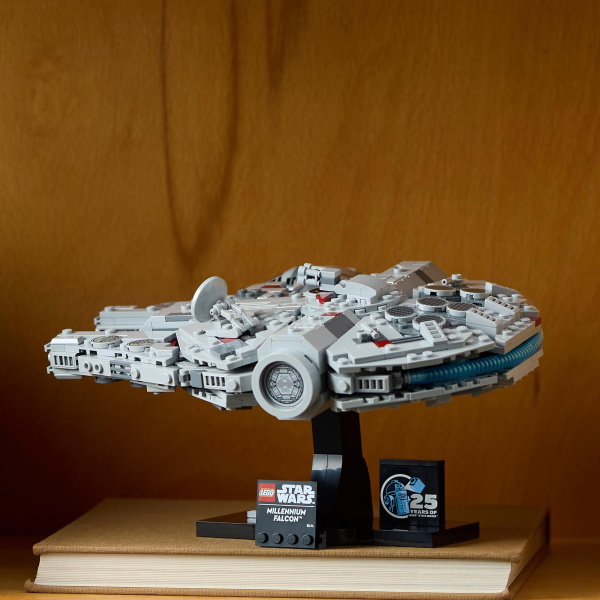 LEGO Star Wars 75375 Millenium Falke – Model de nava spațială pentru adulți, cu suport de expunere și plăcuță cu nume, ca decor cool pentru birou – Cadou pentru fanii „O Nouă Speranță”