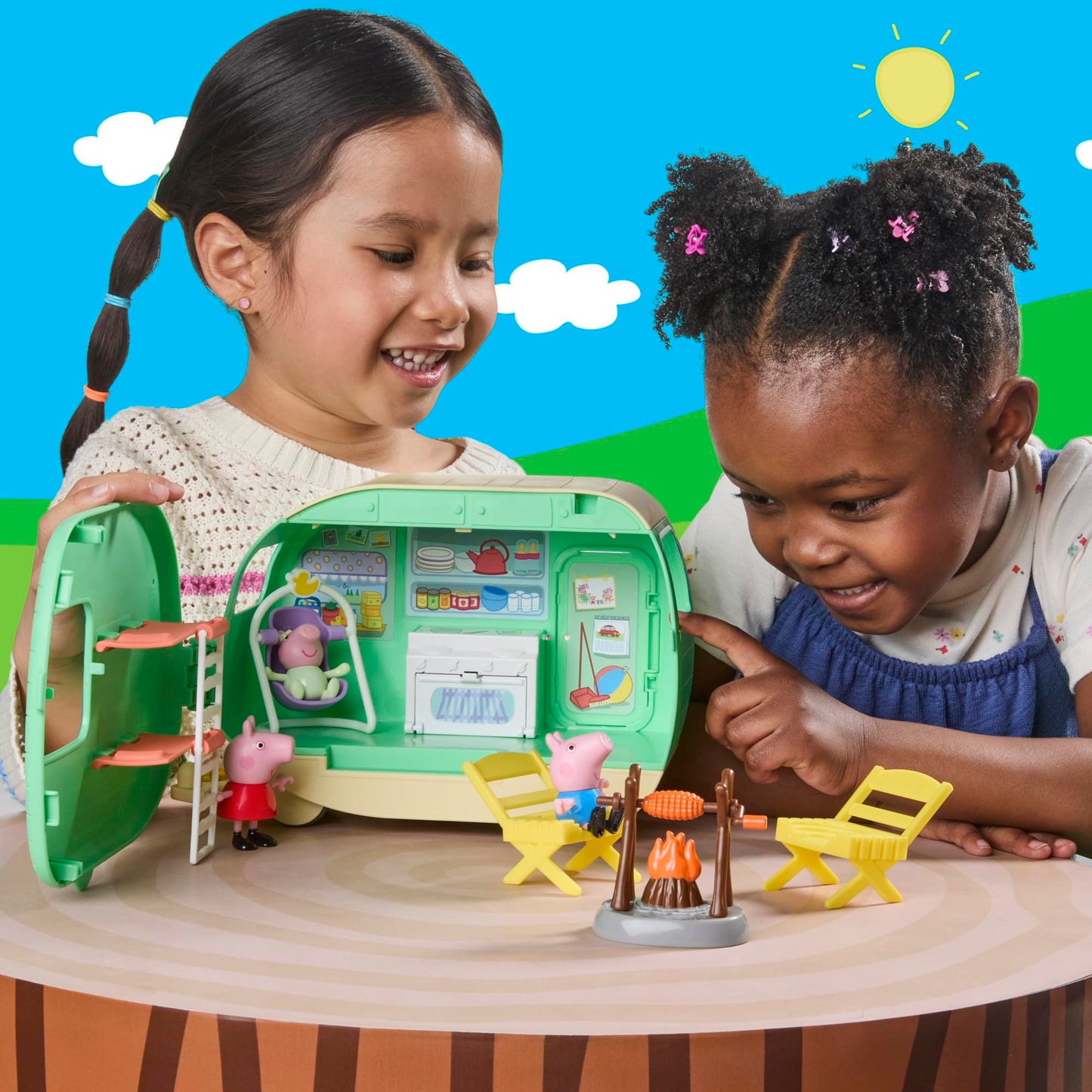 Peppa Pig caravan of the THREE Pig siblings playset with 3 figures, including Baby Evie, preschool toy for girls and boys aged 3 and over - G22015P0