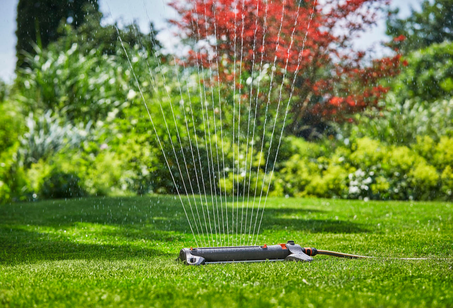 Gardena square sprinkler AquaZoom M: sprinkler for watering areas of 9-250 m², range 3-18 m, blasting distance 3-14 m, integrated metal filter (18712-20)