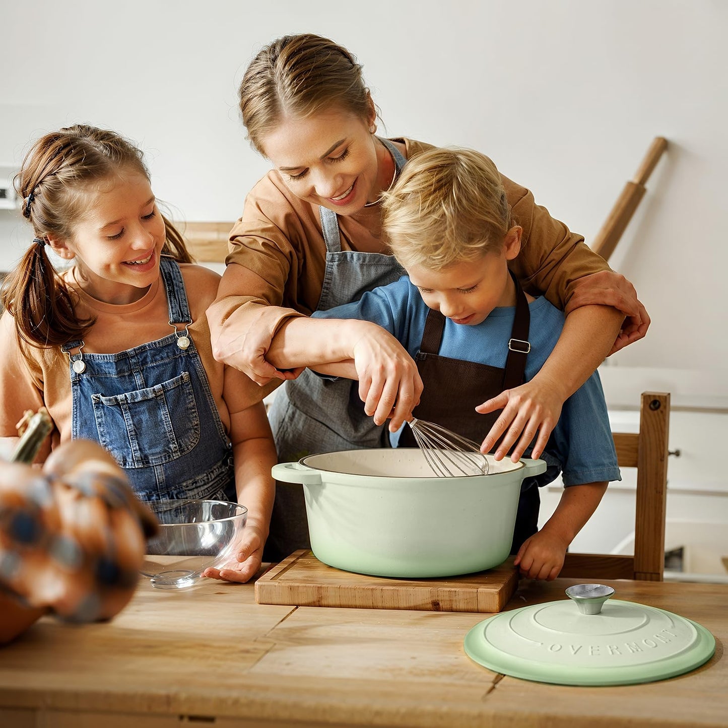 Overmont roasting pan enamel cast iron pot - casserole dish 24cm oven-safe - with lid and cookbook - for kitchen baking stewing roasting pastel green - 24CM-Enamel-Bean