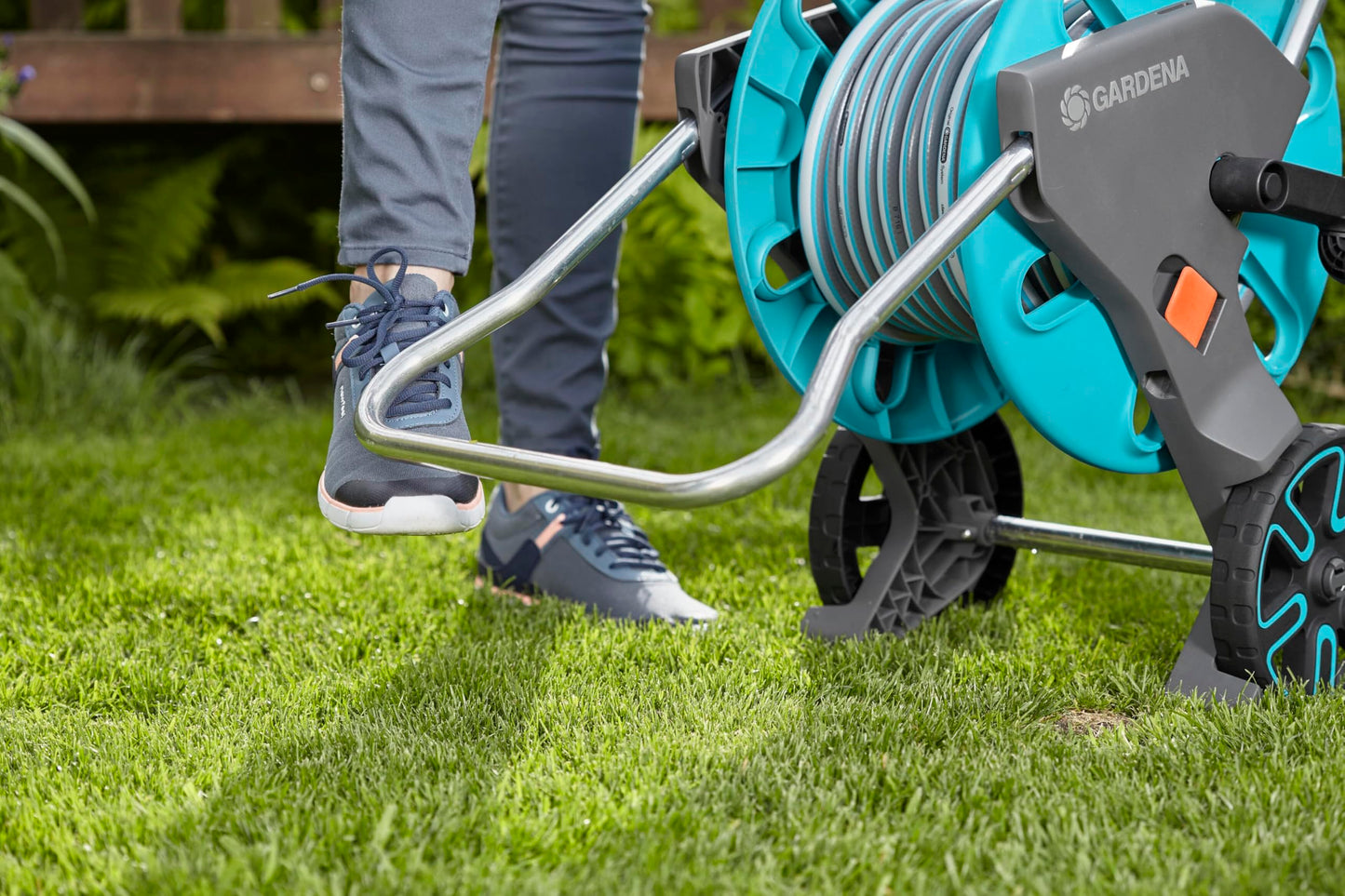 Gardena CleverRoll M Set: Hose trolley with 20 m classic hose and syringe and clip attachment for storage, drip stop, freely selectable crank side (18513-88) - 18513-20