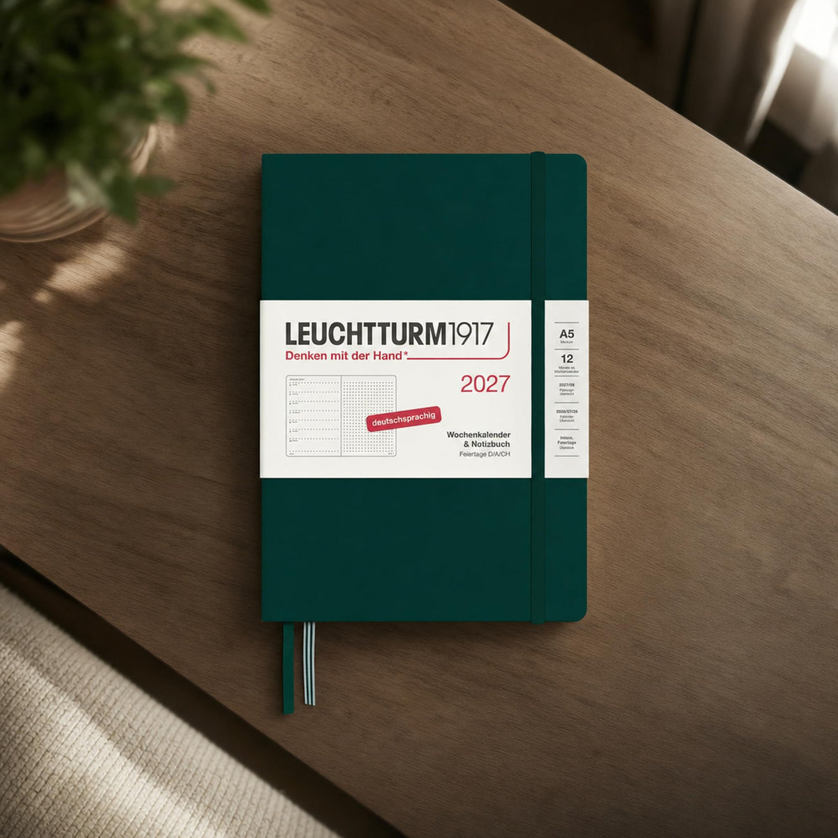 LEUCHTTURM1917 Calendar săptămânal 2027 punctat mediu (A5) cu caiet - Planificator de întâlniri german, verde pădure, ianuarie-decembrie 2027, prezentare generală săptămânală în stânga + pagină cu note în dreapta - 400095