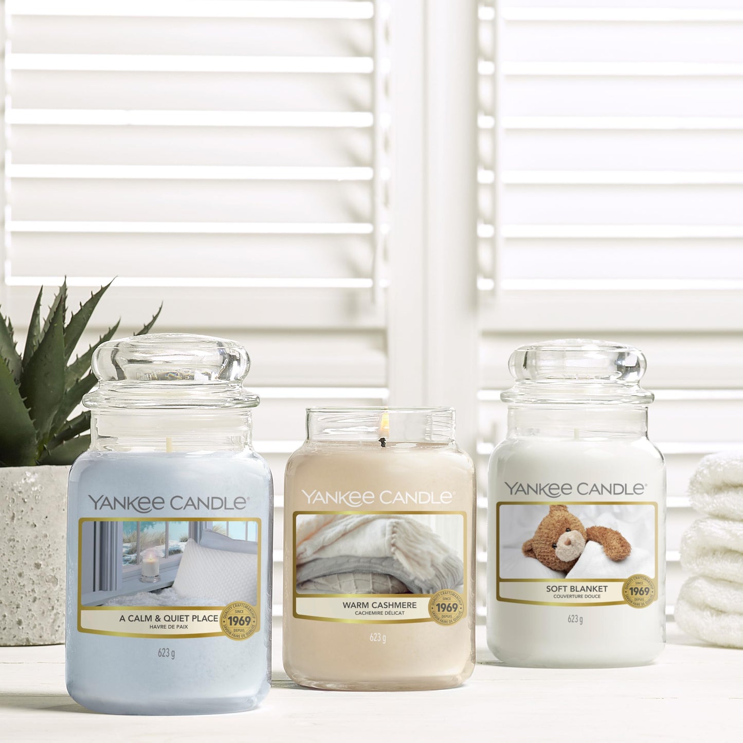 Yankee Candle scented candle in a glass (large) | Soft Blanket | Burning time up to 150 hours | Perfect gifts for women - 1173563EZ
