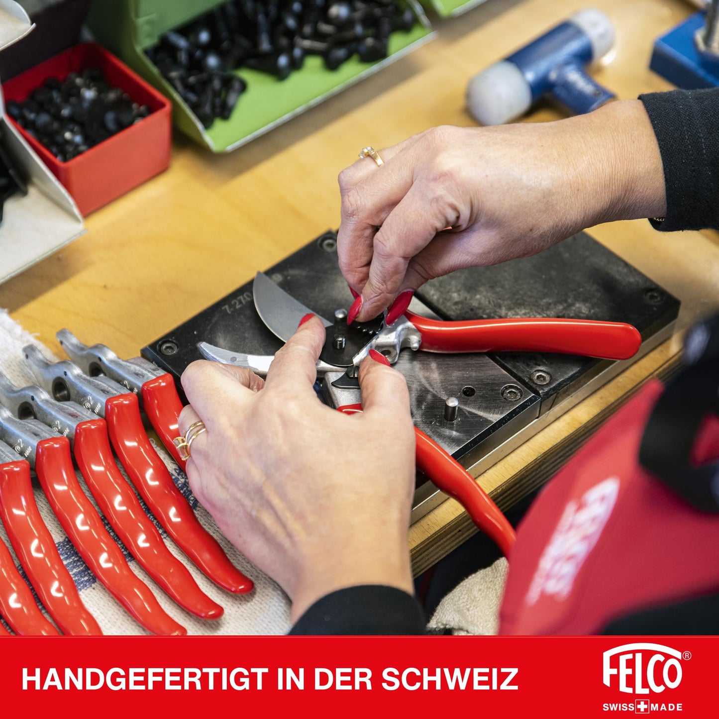 FELCO 8 right-handed bypass pruner, ergonomic for large hands, 52mm steel blade, 25mm cutting diameter, shock absorber, forged aluminum handles, angled cutting head, Swiss Made - 100052387
