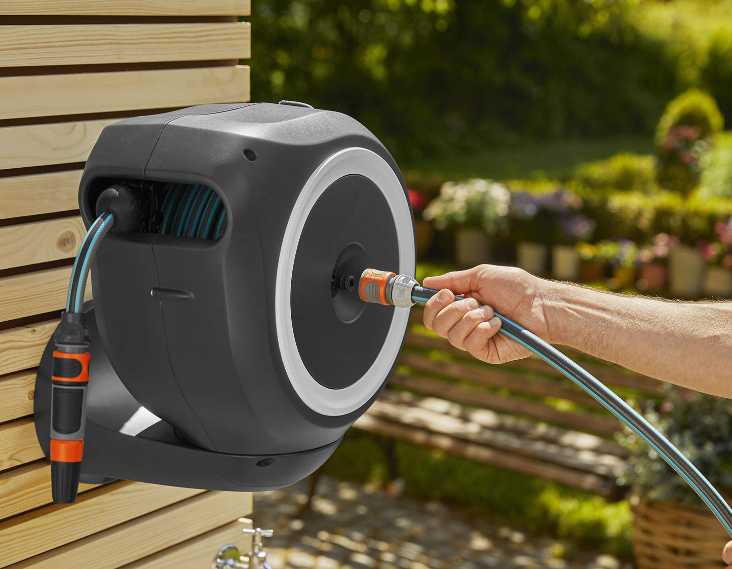Gardena wall hose box RollUp M 20 m: Flexible irrigation for medium-sized gardens, swiveling hose reel, with wall bracket, system parts and syringe incl. 20 m Gardena hose (18612-60)