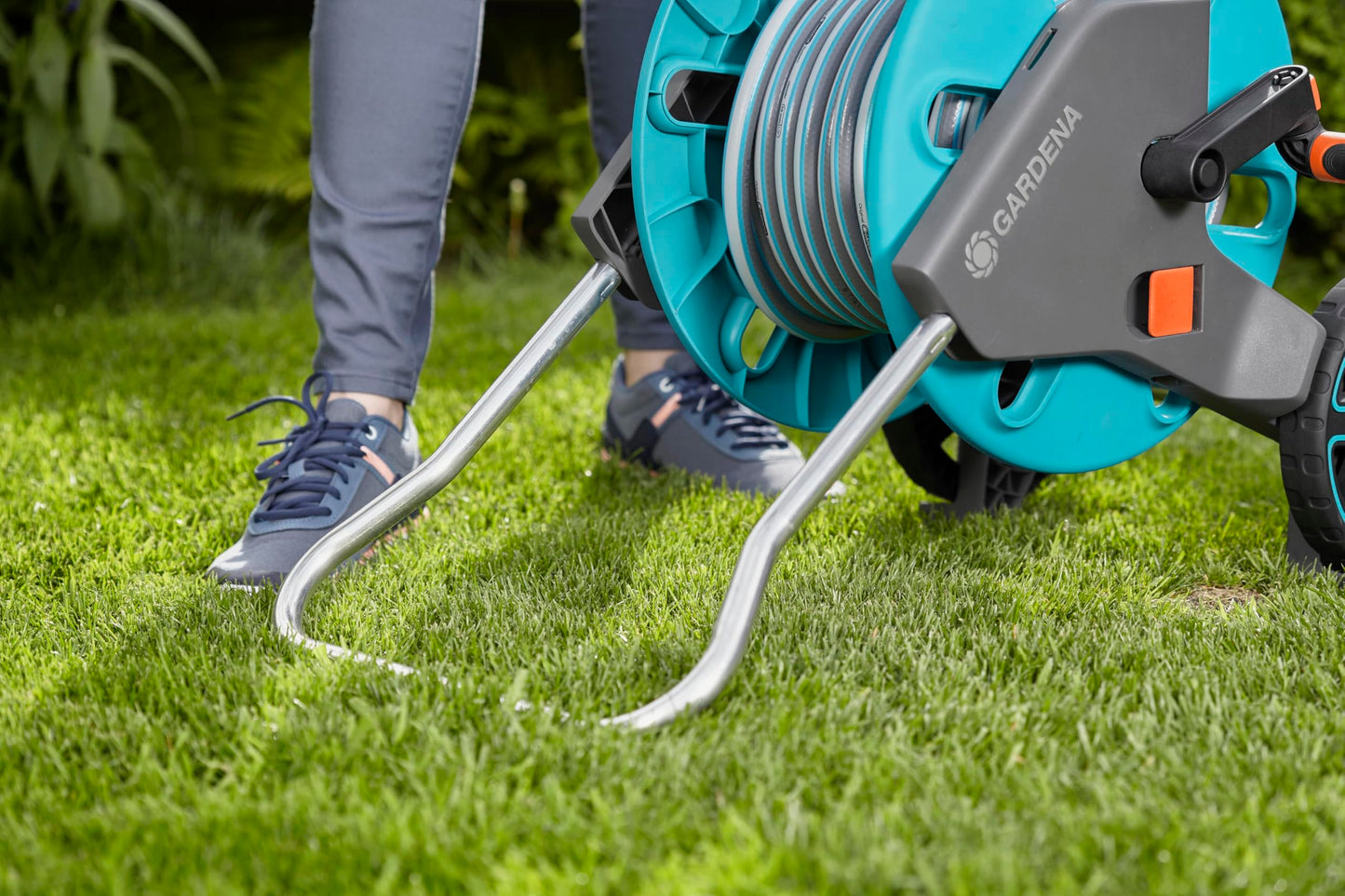 Gardena CleverRoll M Set: Hose trolley with 20 m classic hose and syringe and clip attachment for storage, drip stop, freely selectable crank side (18513-88) - 18513-20