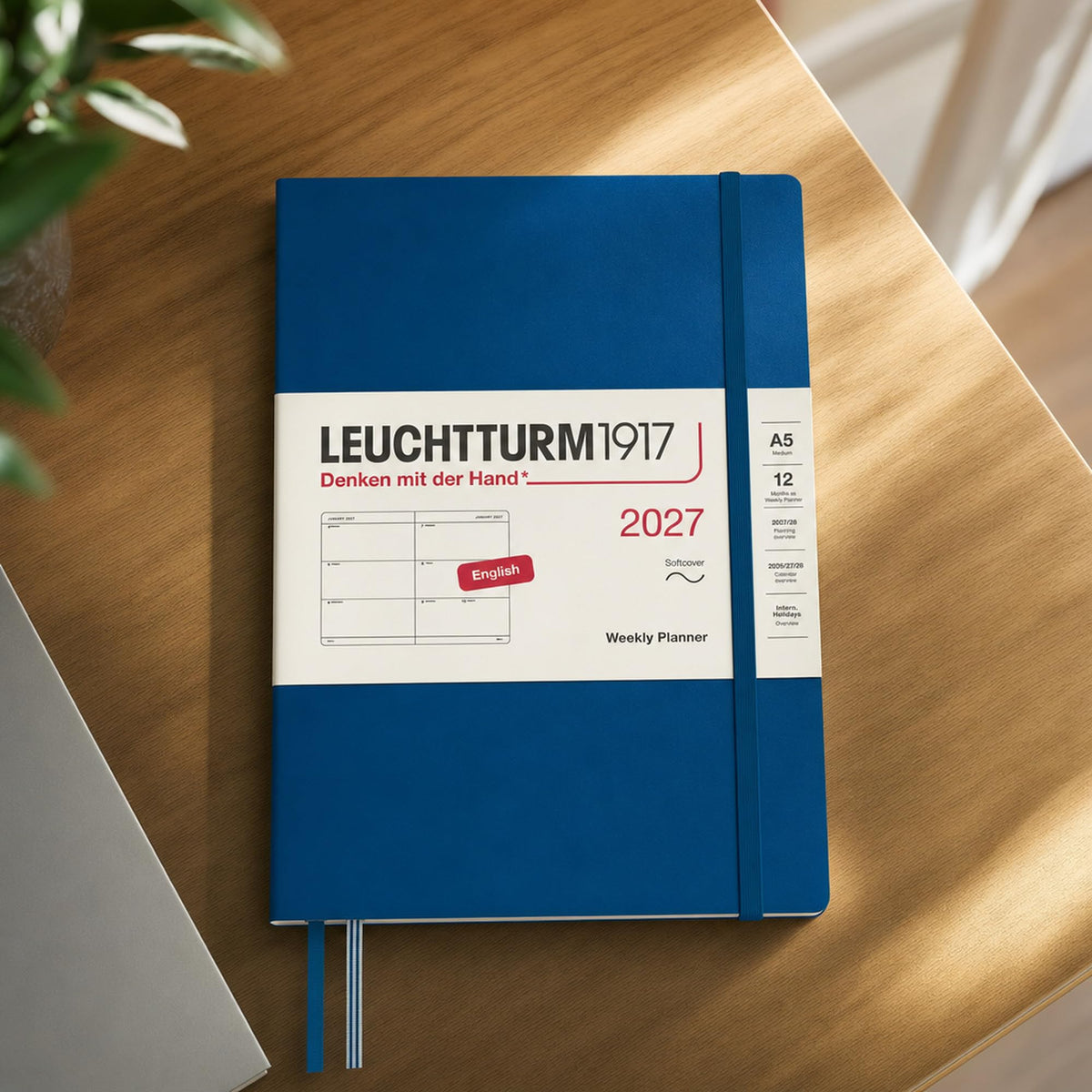 LEUCHTTURM1917 Calendar săptămânal 2027 Mediu (A5) - Engleză, Indigo, Coperți moale, 145 x 210 mm, 12 luni - ianuarie-decembrie 2027, 1 săptămână pe pagină dublă, hârtie de 80 g/m² cu compatibilitate ridicată cu cerneală - 400299