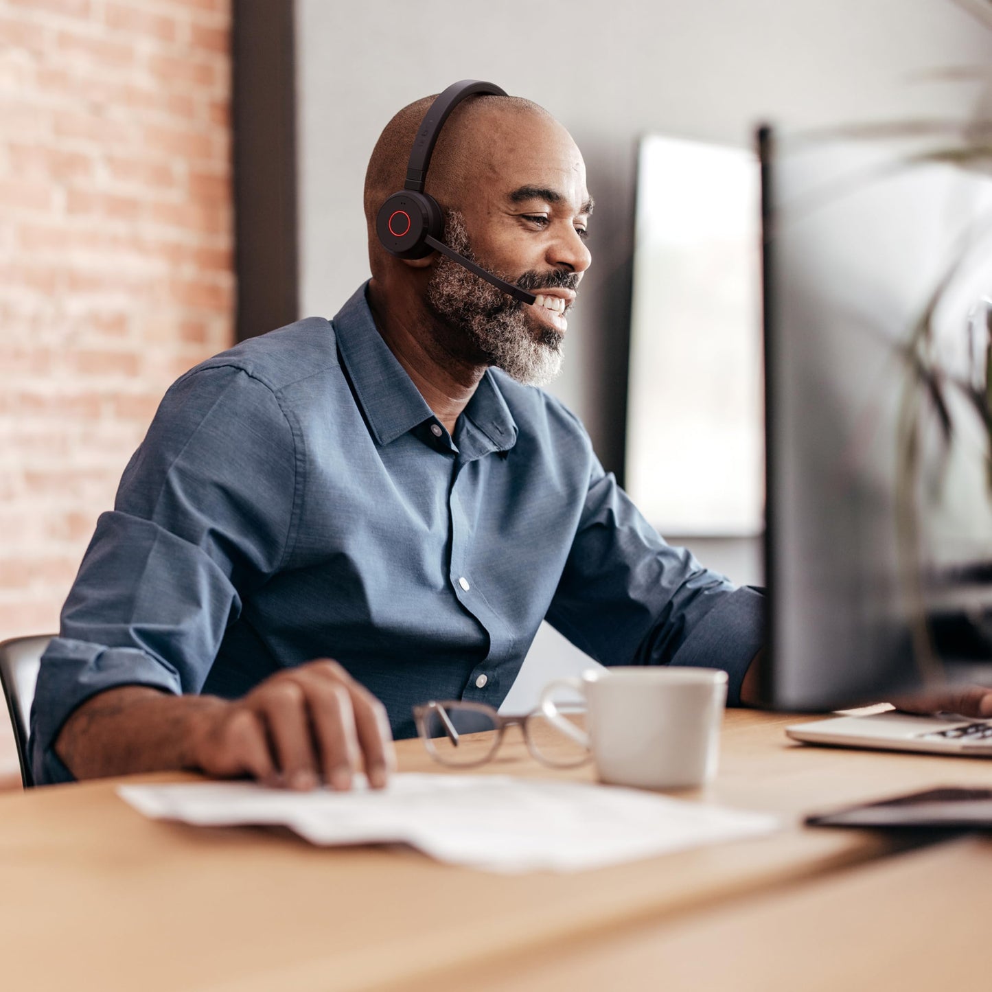 Jabra Evolve 65 TE (3rd Edition 2025) Wireless Bluetooth mono headset with microphone, connection for 2 devices, 16 hours of battery life, noise cancellation, USB-A adapter, MS Teams, black - 6693-833-309