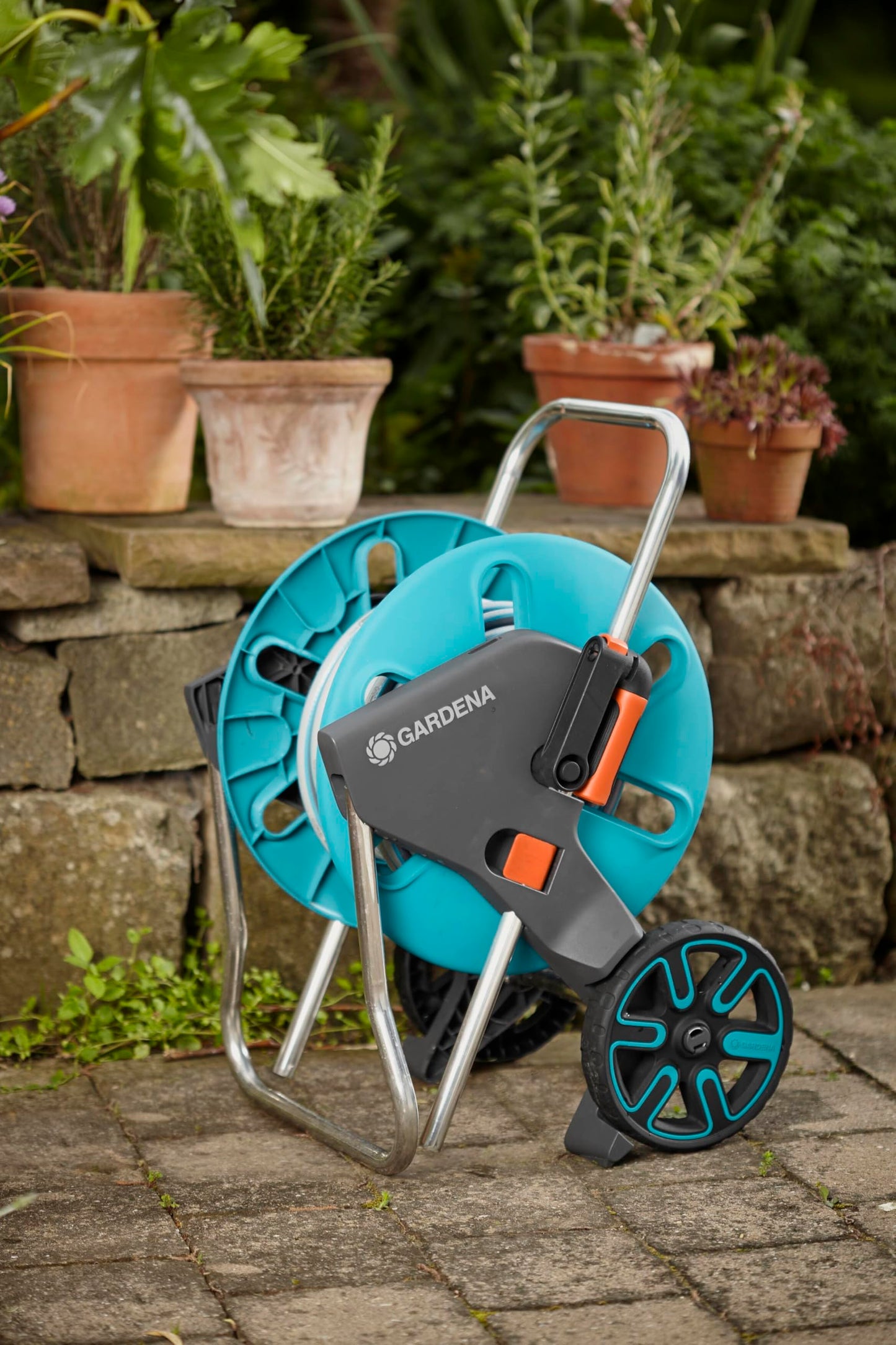 Gardena CleverRoll M Set: Hose trolley with 20 m classic hose and syringe and clip attachment for storage, drip stop, freely selectable crank side (18513-88) - 18513-20