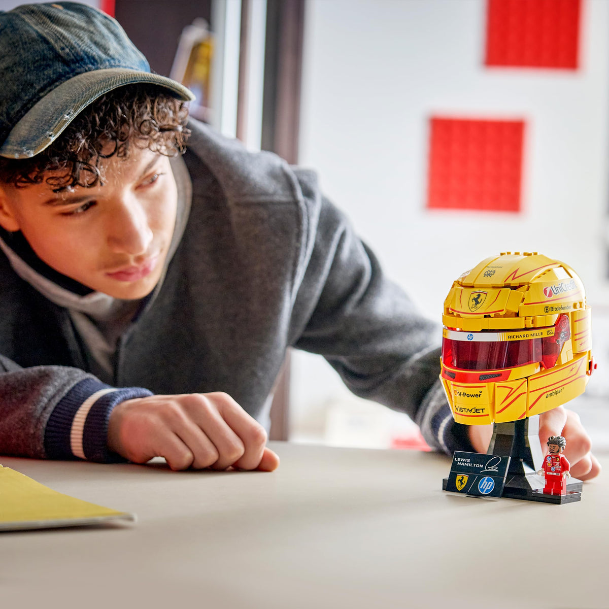 LEGO Editions Scuderia Ferrari HP Lewis Hamilton Helmet - F1 Merchandise - Display Model Kit with Collectible Minifigure - Gift for Boys Aged 14 and Up and Adult Motorsport Fans - 43022