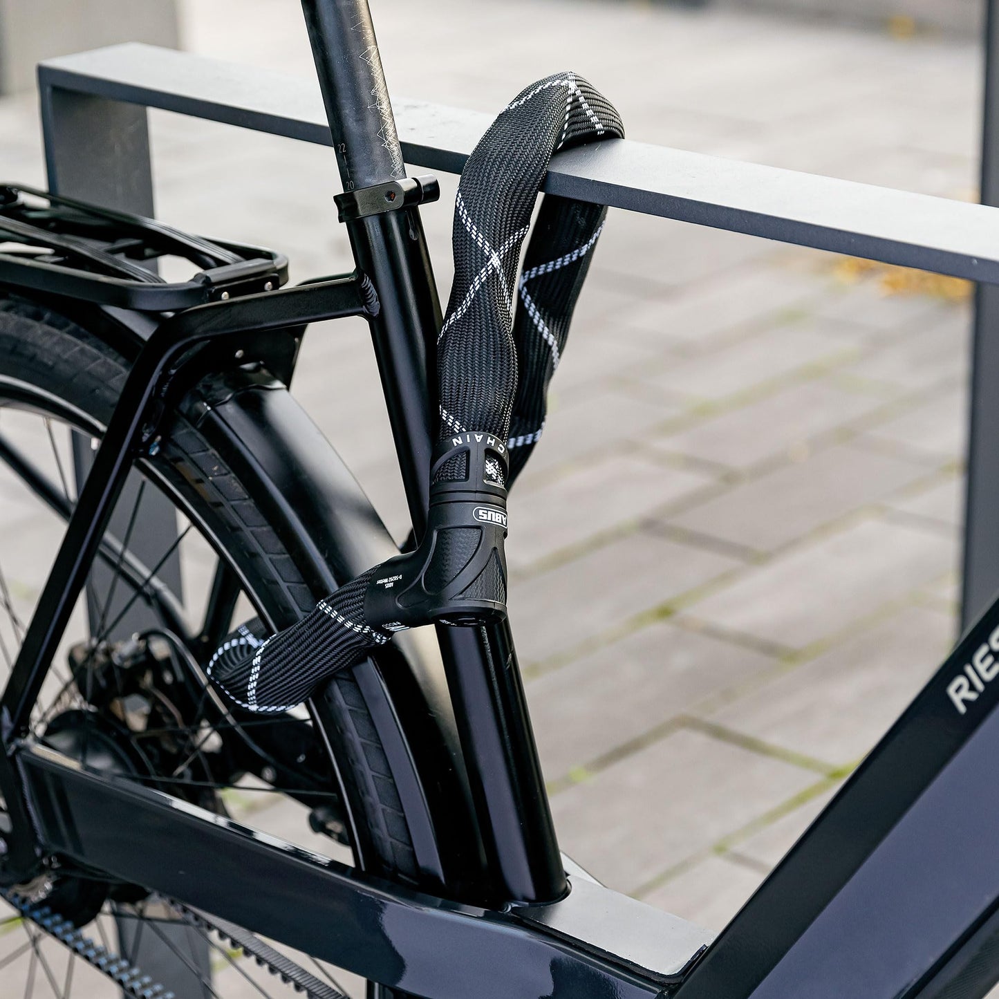 ABUS chain lock Iven Chain 8210 - bicycle lock made of hardened steel - with synthetic fiber coating, security level 10 - 85 cm - black - 55152