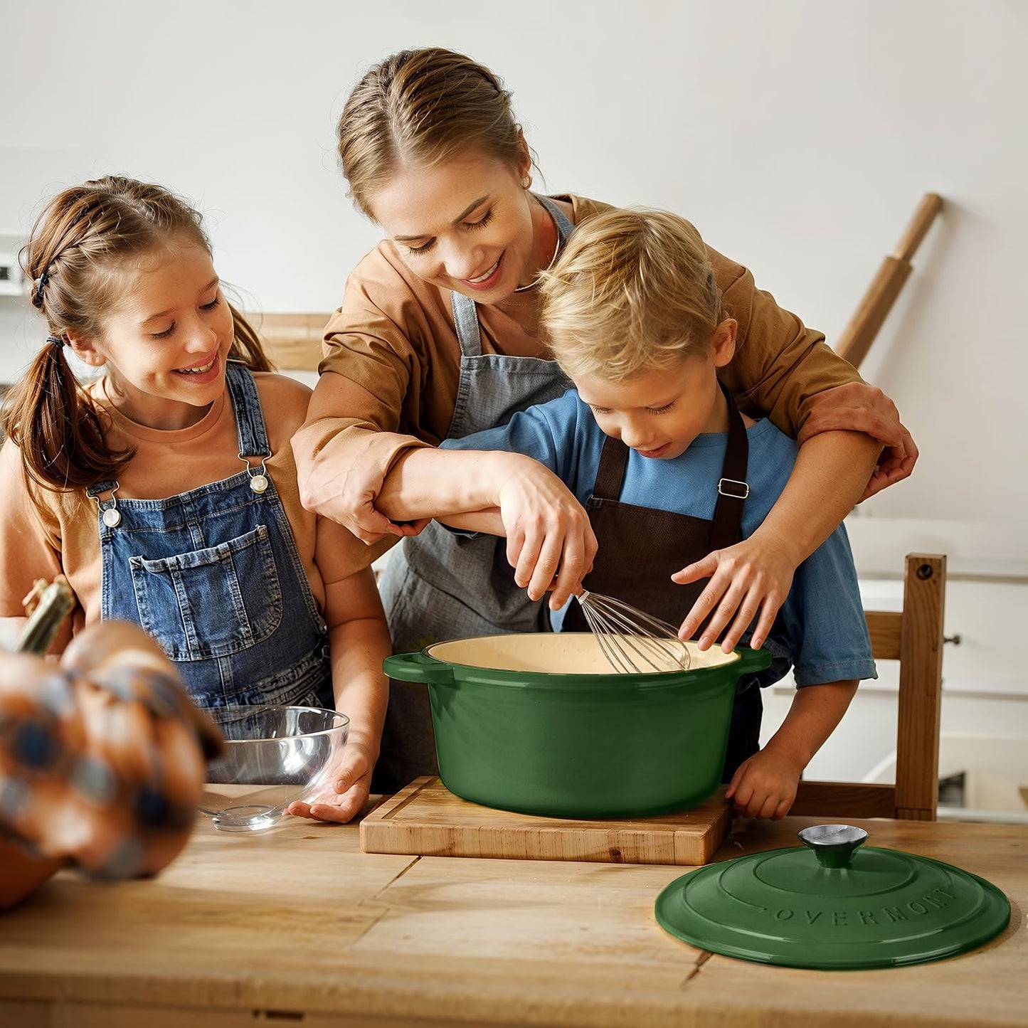 Overmont roasting pan enamel cast iron pot - casserole 28cm oven-safe - with lid and cookbook - for kitchen baking stewing roasting light green - 28CM-Enamel-Highlighter