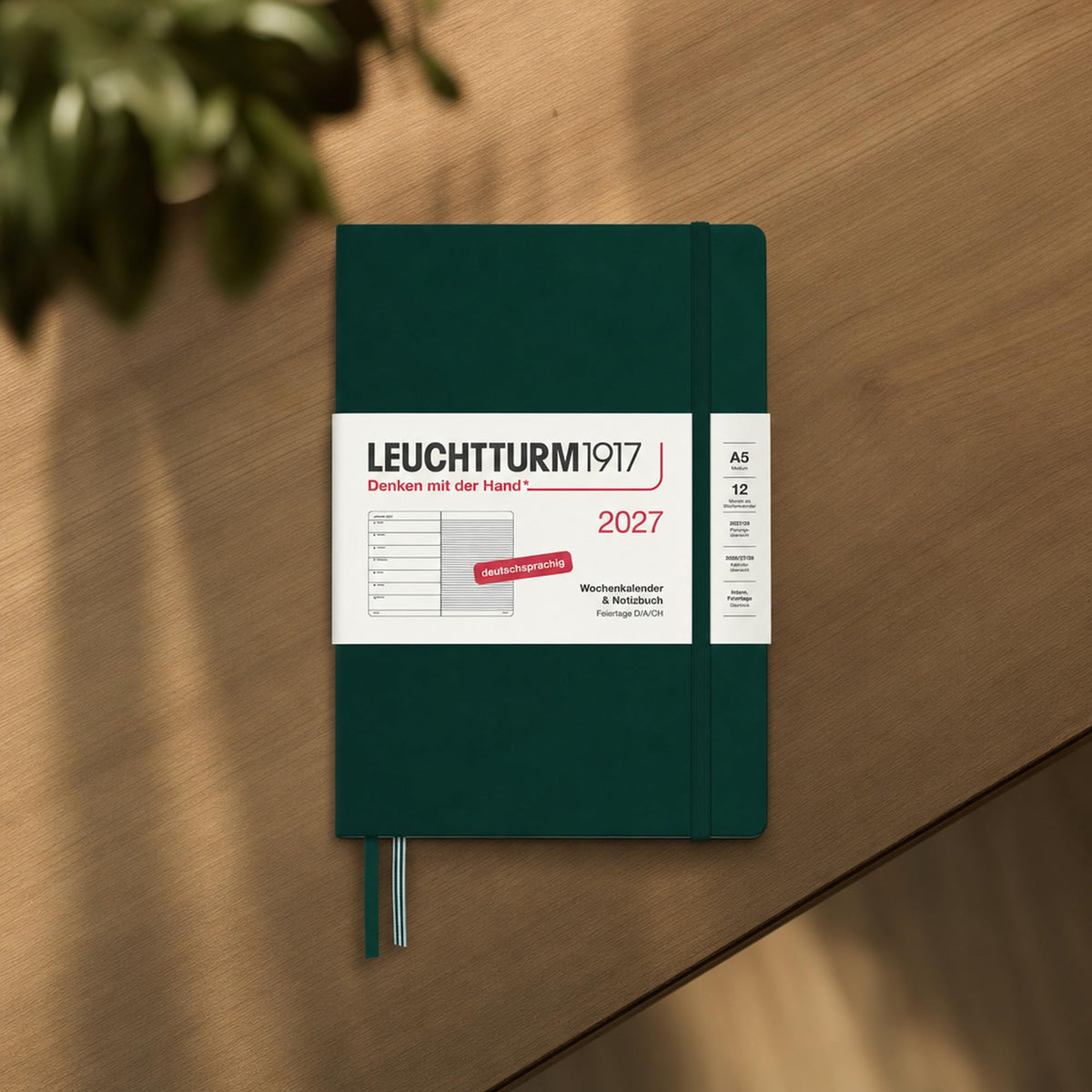 LEUCHTTURM1917 Calendar săptămânal 2027 Mediu (A5) cu caiet - Planificator de întâlniri german, verde pădure, ianuarie-decembrie 2027, Prezentare generală săptămânală în stânga + Pagina de note în dreapta - 400054