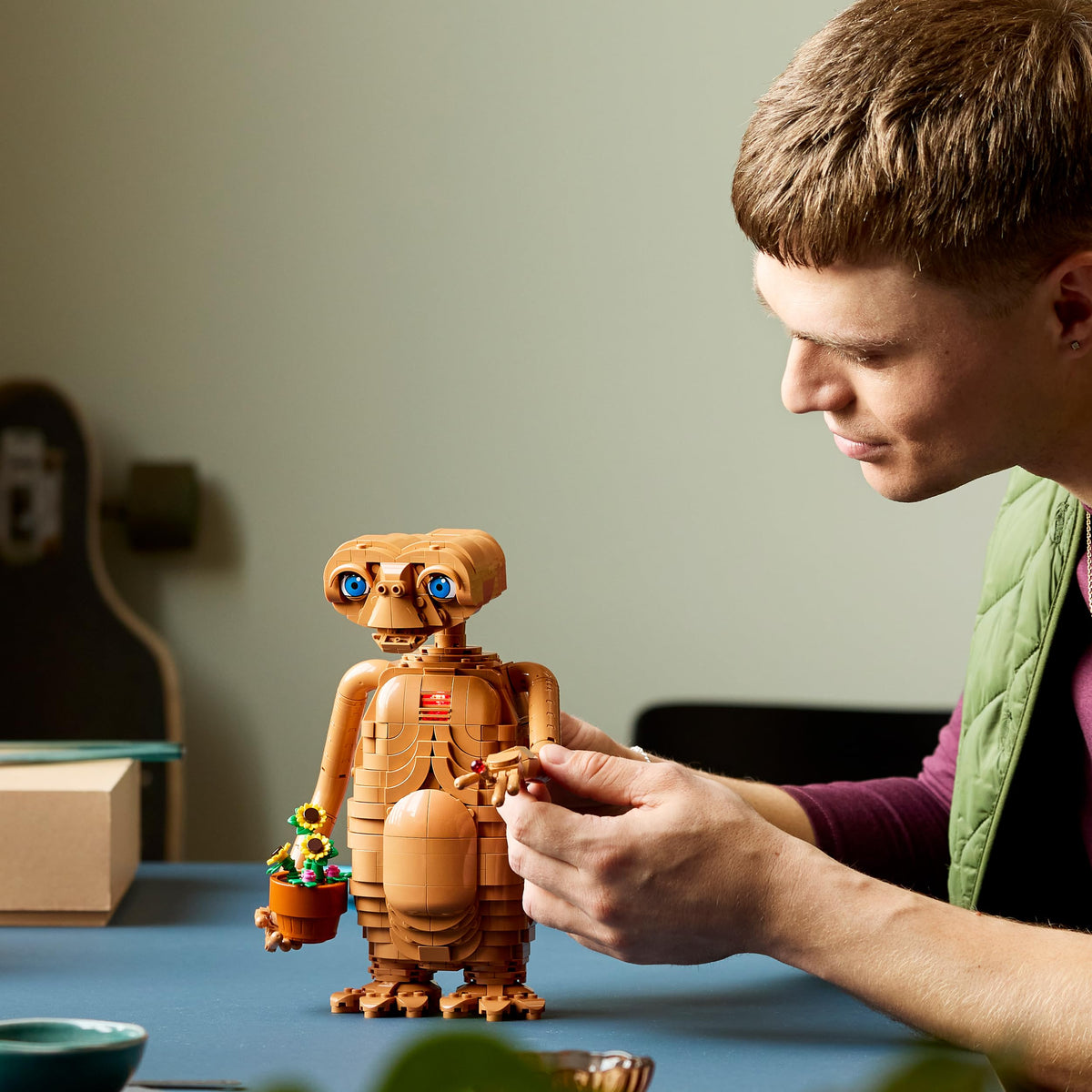 LEGO Ideas E.T. the Extra-Terrestrial - model building for adults including alien figure, artificial potted plants and glowing stone - nostalgic gift for sci-fi film fans - 21370