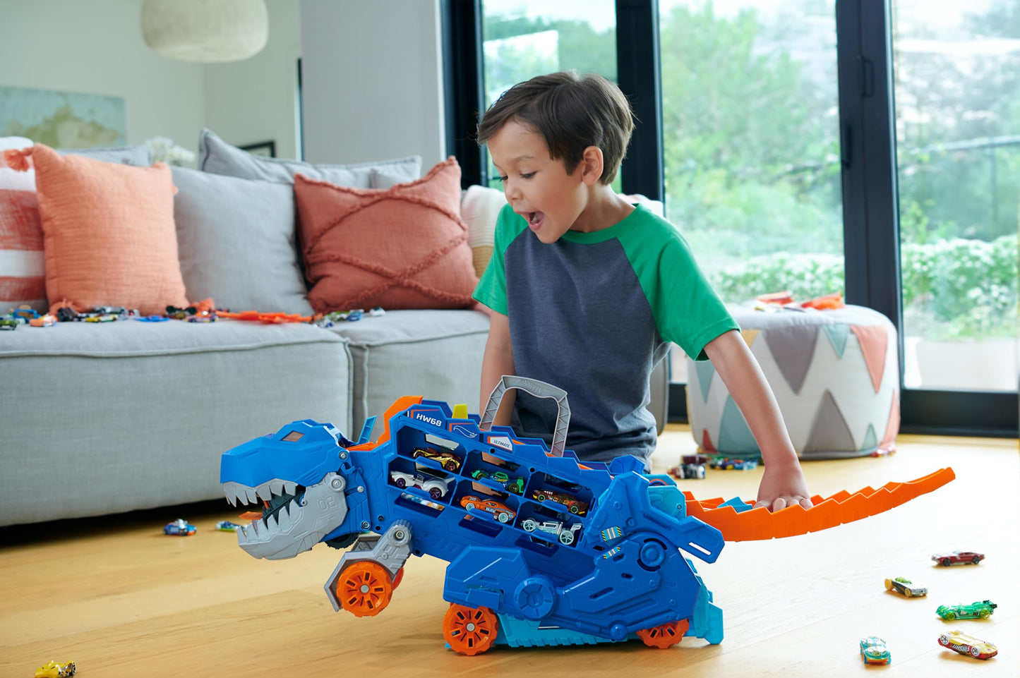 Hot Wheels Let's Race Netflix -2:1 transporter for T-Rex with including car racing track, with lighting and sounds, including 2 toy cars, space for 20 cars, Hot Wheels Dino, toys from 4 years, HNG50