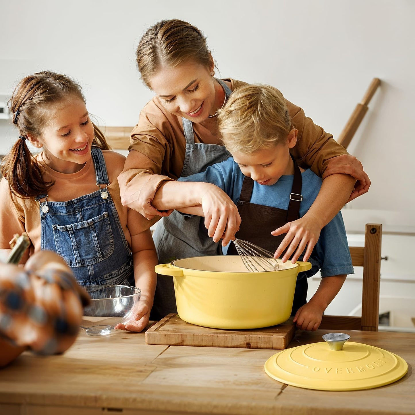 Overmont roasting pan enamel cast iron pot - casserole dish 26cm oven-safe - with lid and cookbook - for kitchen baking stewing roasting - Goose