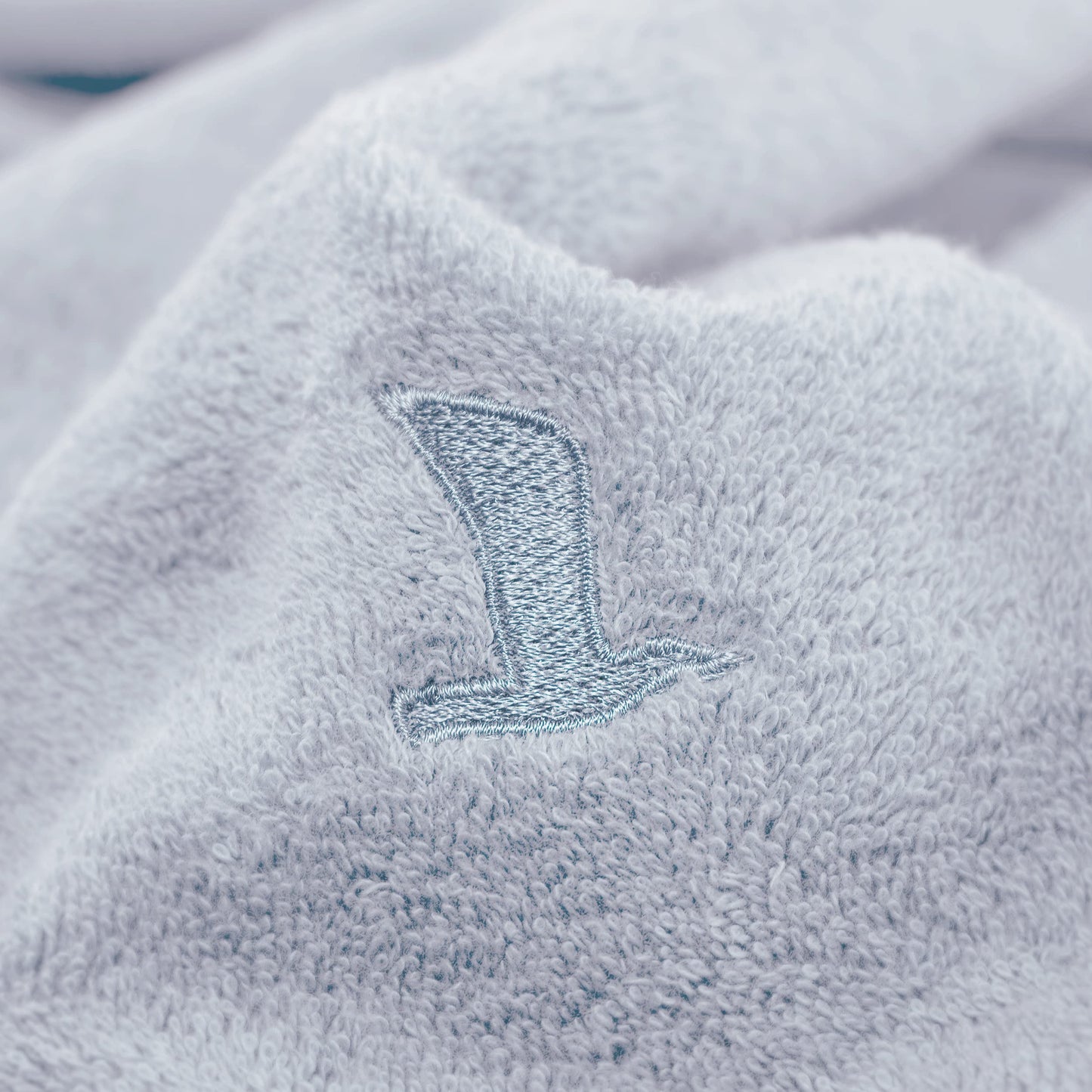 Möve Superwuschel shower towel 80 x 150 cm made of 100% cotton, silver - 017258775/080150/829