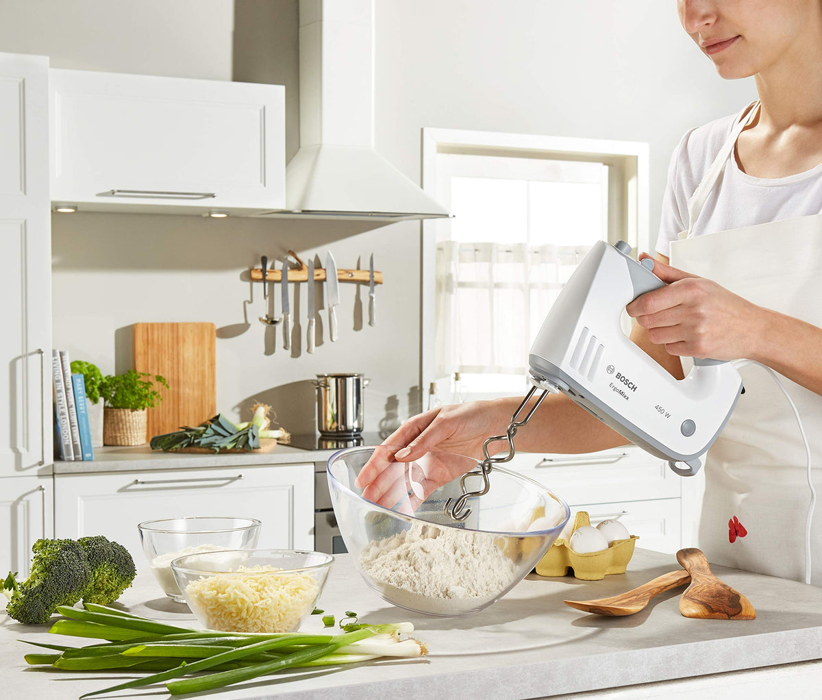 Bosch Hand Mixer ErgoMixx MFQ36400, 2 beaters, 2 stainless steel dough hooks, dishwasher safe, 5 speed settings plus turbo mode, 450 W, white