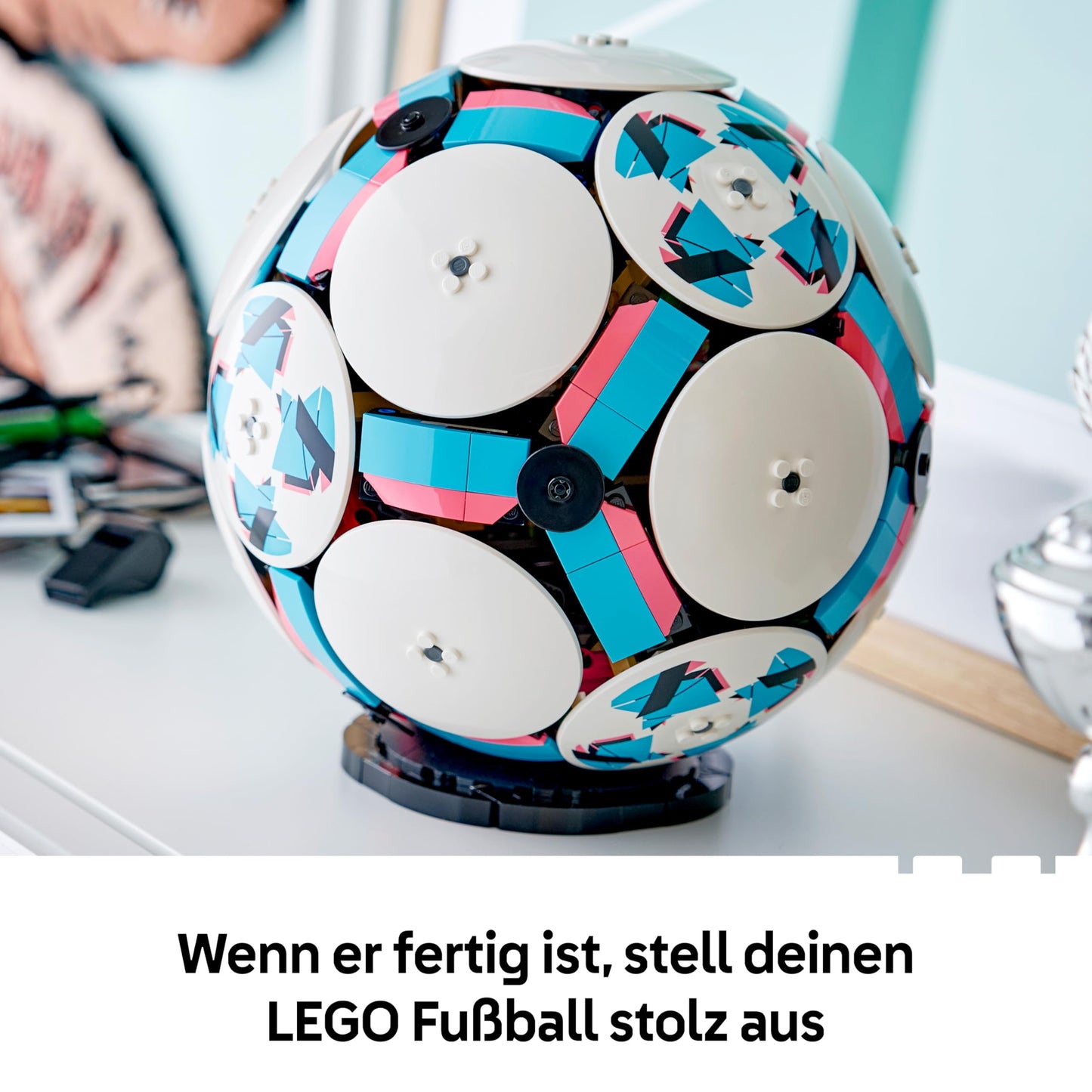 LEGO Editions football toy - 3D model building with interactive miniature stadium - birthday gift for boys and girls aged 10 and over as well as adult sports fans - 43019