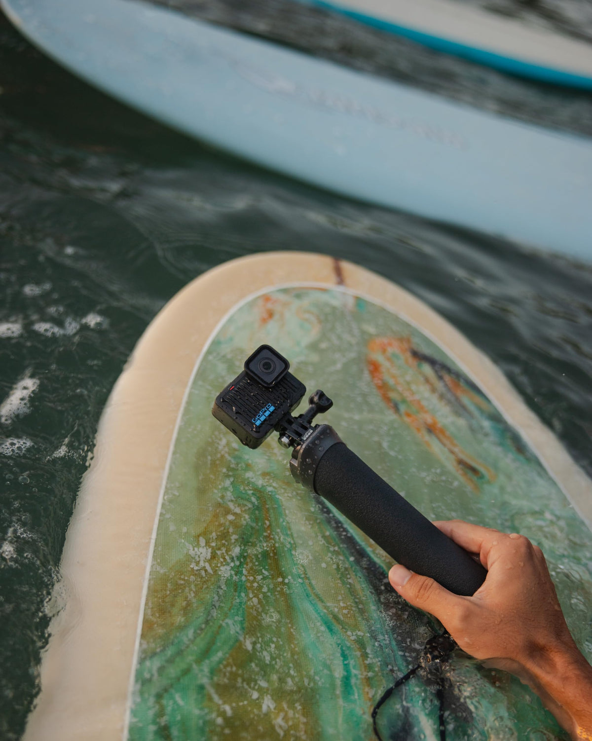 GoPro Hero – Cameră de acțiune compactă și rezistentă la apă cu video 4K Ultra HD, fotografie de 12 MP, ecran tactil - CHDHF-131-EU