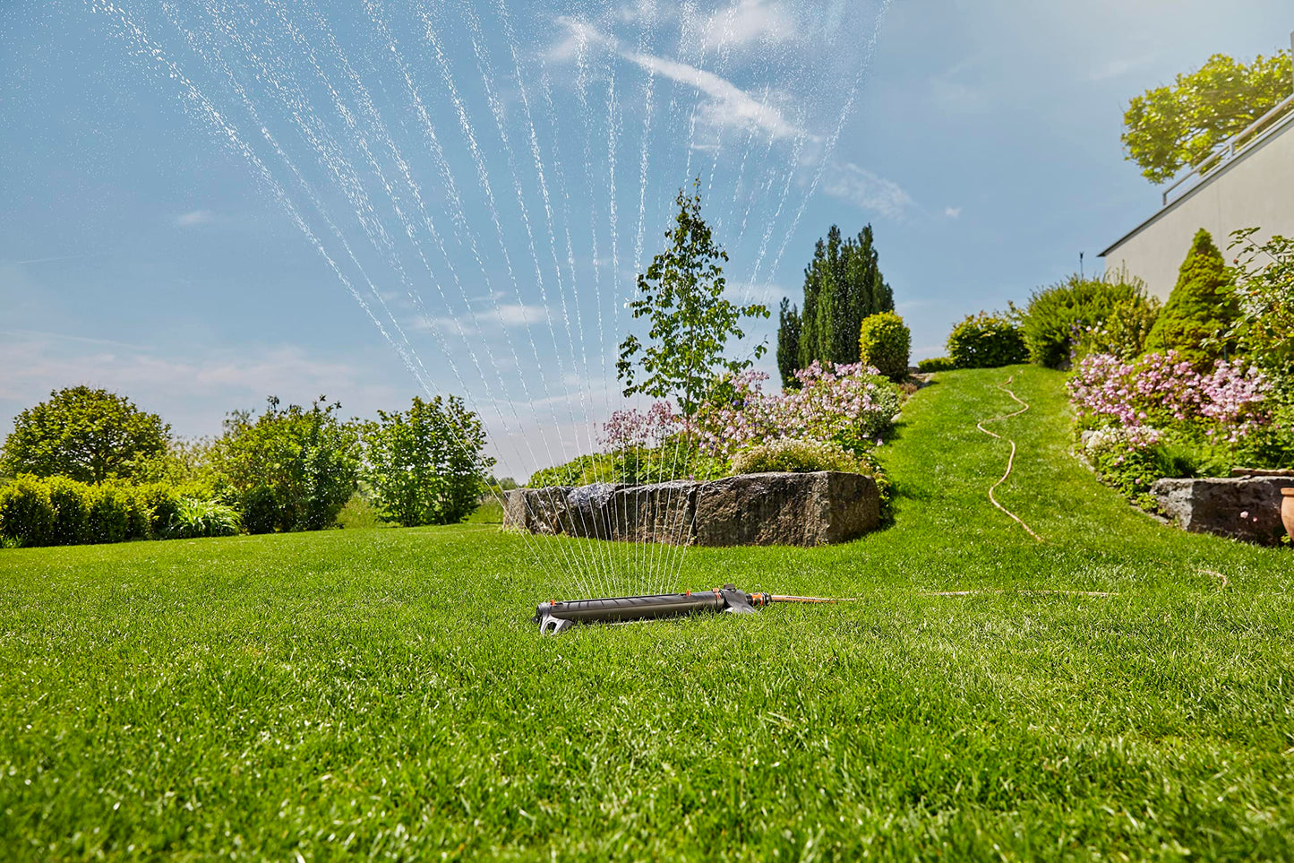 Gardena square sprinkler AquaZoom L: sprinkler for irrigating areas of 28-350 m², range 7-21 m, blasting distance 4-17 m, integrated metal filter (18714-88) - 20570-81.000.00