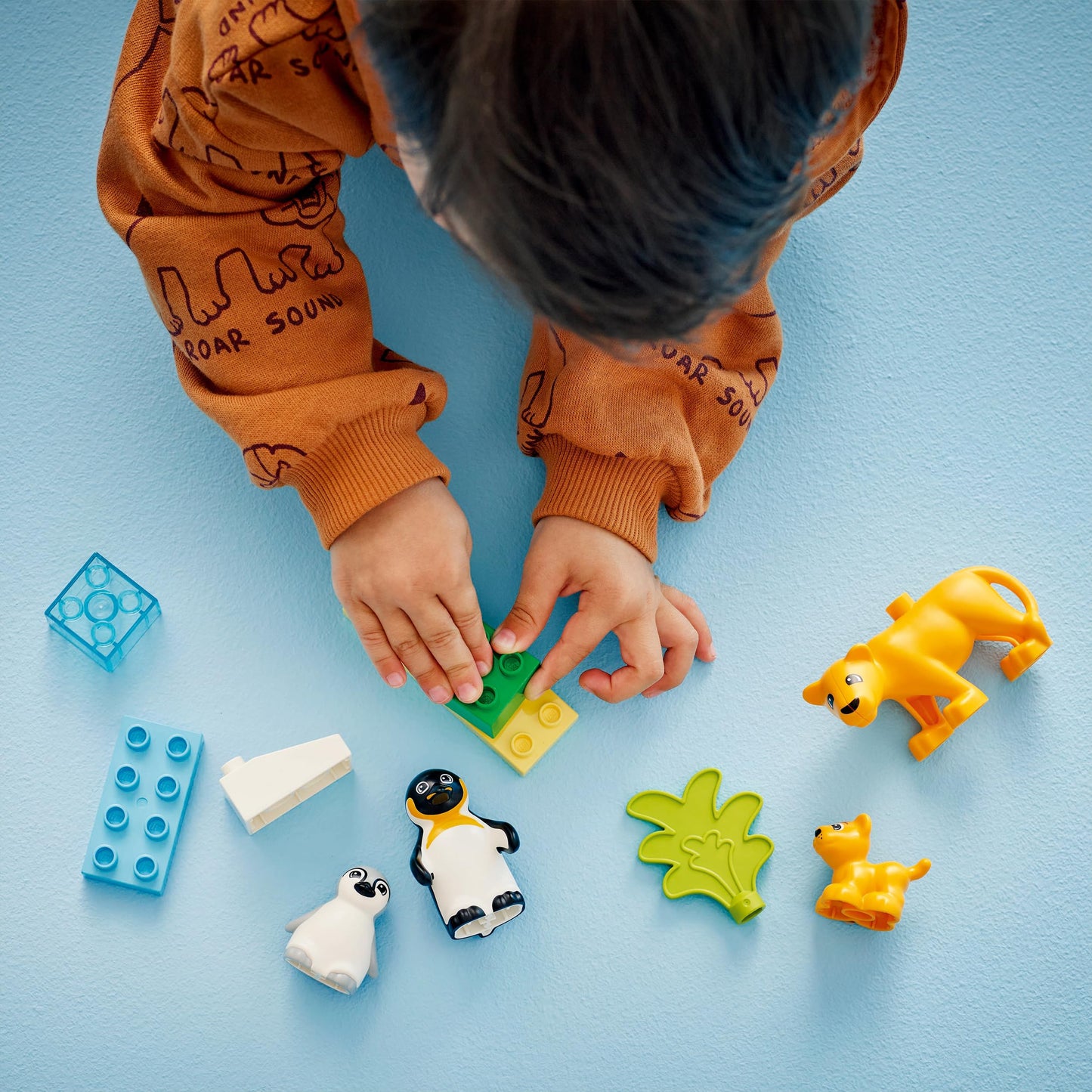 LEGO DUPLO wild animal families: penguins and lions - toy to promote fine motor skills for girls and boys aged 2 and over - educational toy for toddlers with 4 animal figures - gift idea - 10442