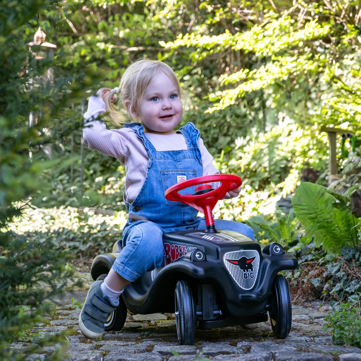 Big Bobby Car Classic GT - Ride-on car with racing design, safety steering wheel with horn, ergonomic body, towing hitch, children's vehicle in black-red, suitable from 12 months. - 800056149
