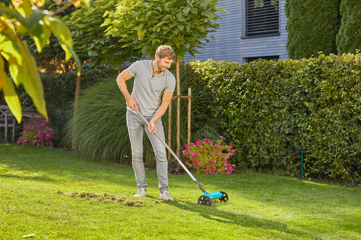 Gardena combisystem Verticutter: A verticutter designed to eliminate moss, weeds, and lawn thatch, with a working width of 32 cm, featuring sturdy wheels and a lifting axle for easier operation (3395-88). - 3395-U