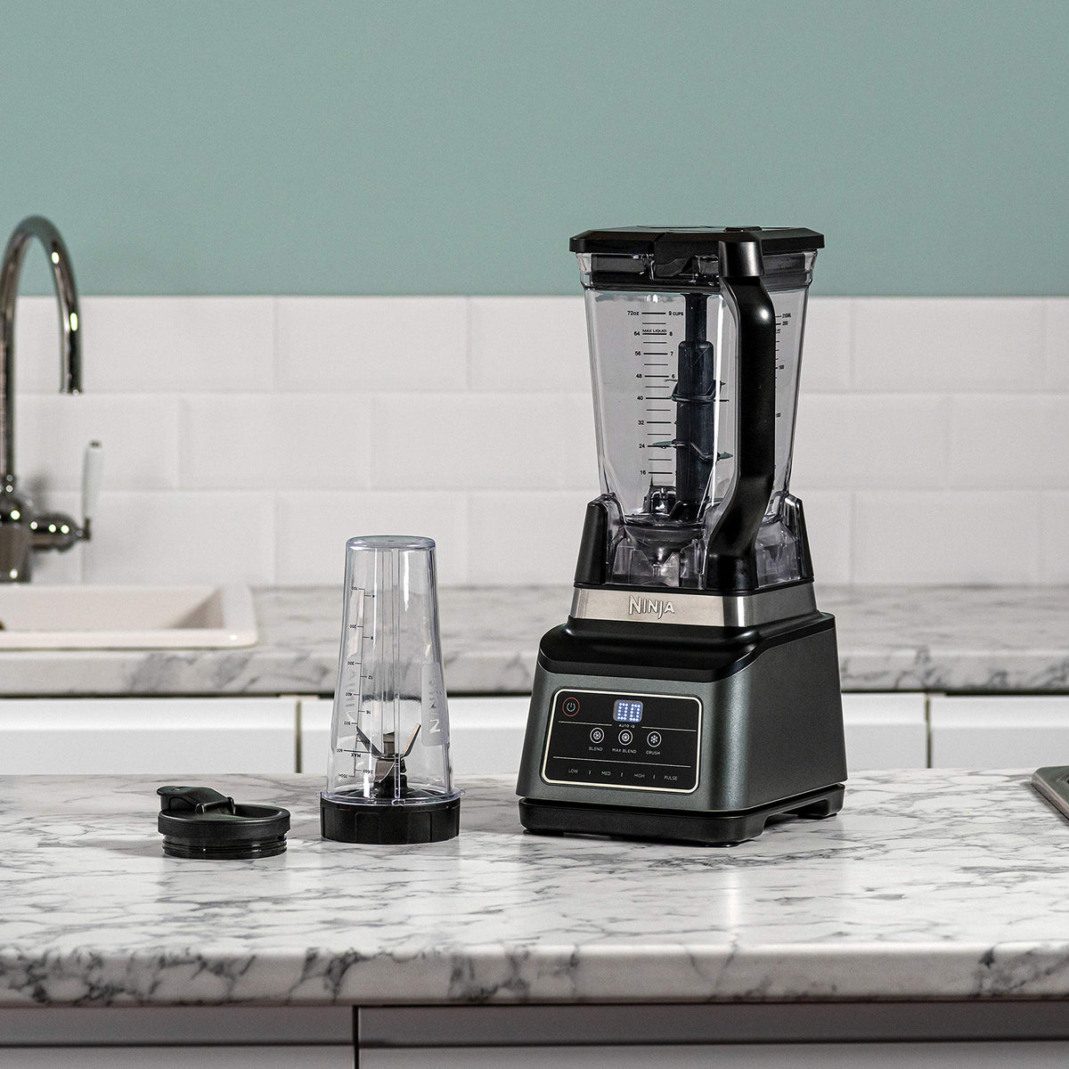Ninja 2-in-1 Mixer cu 3 programe; Mixare, Max Mixare și Tocare & 4 setări manuale, recipient de 2,1L & pahar de 700ml, 1200W, lavabil în mașina de spălat vase, Auto-iQ, Negru BN750EU