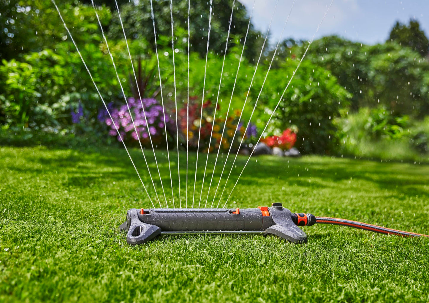 Gardena square sprinkler AquaZoom S: sprinkler for watering areas of 9-150 m², range 3-15 m, blasting distance 3-10 m, integrated metal filter (18710-20)