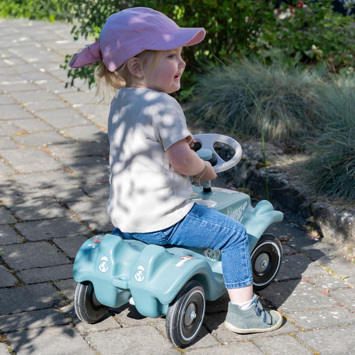 Big Bobby Car Classic Life - Ride-on car for children from 1 year, made from recycled plastic, ergonomic body, safety steering wheel with horn, sturdy wheels, Petrol-Beige, suitable from 12 months. - 800056148