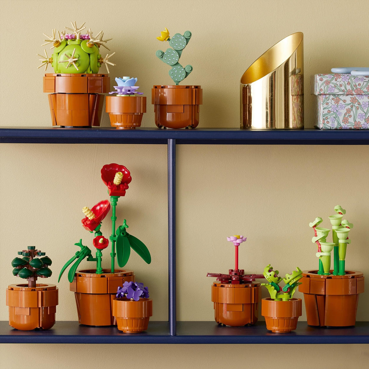LEGO 10329 Icons Mini Pflanzen, 9 flori artificiale de construit, set de colecție Botanical Collection pentru adulți cu ghiveci de teracotă de construit, decor pentru casă, cadou pentru femei și bărbați